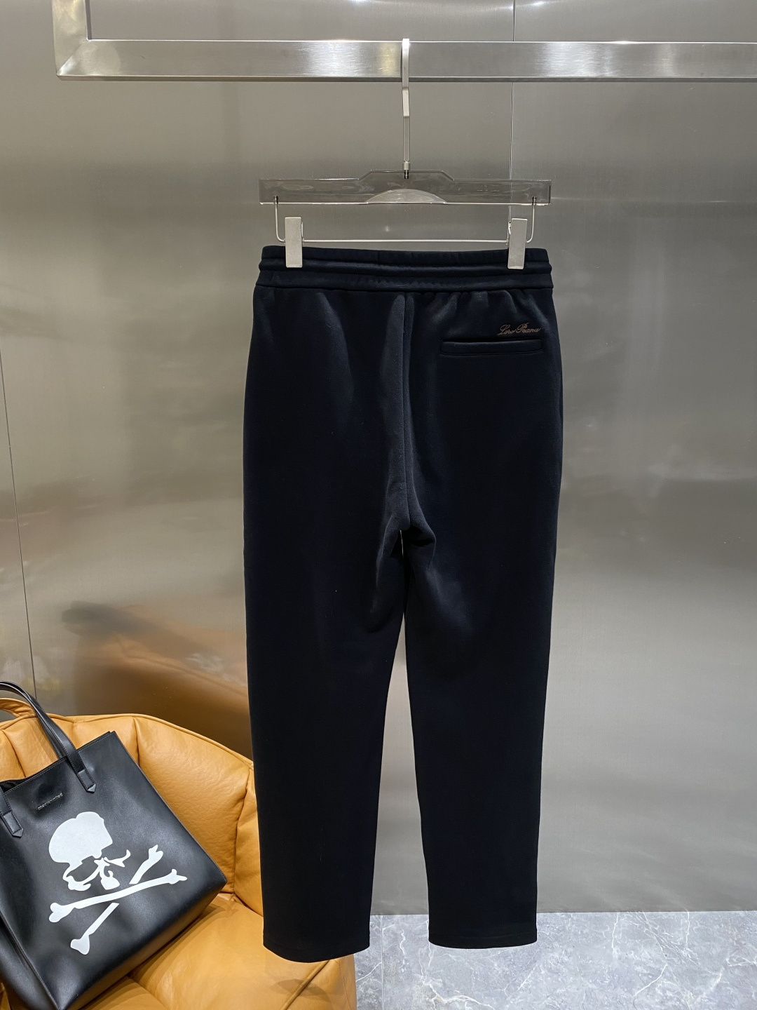 《𝙉𝙚𝙬🖤🤍lP🆕家》2025专柜新品大爆款高端休闲裤松紧裤！奢华品牌logo重工艺点缀 随意进出专柜，