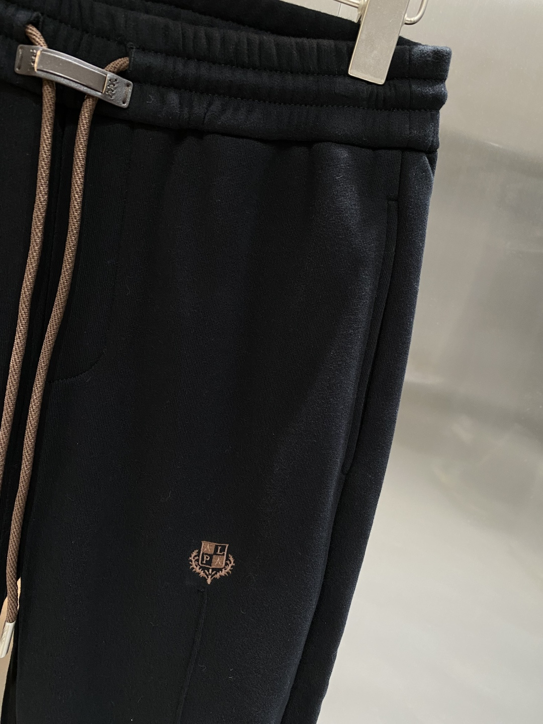 《𝙉𝙚𝙬🖤🤍lP🆕家》2025专柜新品大爆款高端休闲裤松紧裤！奢华品牌logo重工艺点缀 随意进出专柜，