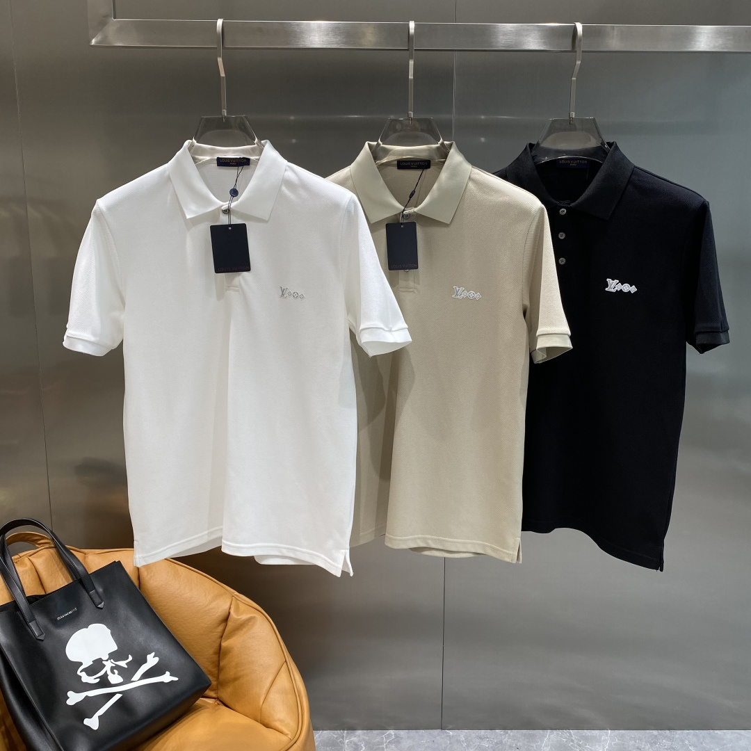 NO:517580,'Donkey Family' 2025 Men's Business and Casual Solid Color Lapel Short Sleeve POLO Shirt #Customer supplies imported bead floor cotton fabrics, selected high-quality long velvet cotton raw materials, the fabric attributes are all excellent, the mesh structure is delicate and natural, after washing, the texture becomes more affinity, the comfort and breathability are perfect, the touch experience is self-evident, POLO Shirt Size M-3XL the next day,,louis vuitton,louis vuitton,T-shirt,alexander wang19860909《驴家》 2025男士商务休闲纯色翻领短袖POLO衫#客供进口珠地棉面料,甄选上等长绒棉花原料,面料属性皆为上乘,网眼结构细腻自然,经过水洗后,肌理变得更具亲和力,舒适性与透气性完美兼备,触感体验不言而喻,POLO衫 尺码M-3XL隔天,,louis vuitton,louis vuitton,T-shirt,alexander wang,Men's clothing