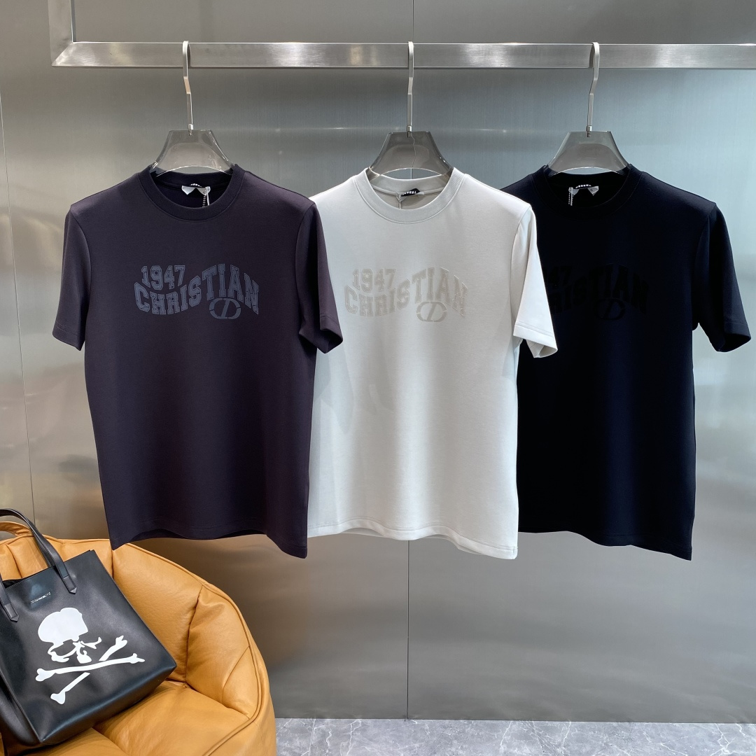 NO:517600,'Huajia' 25SS new first-time counter latest round neck short sleeves, high-end customization, avant-garde and fashionable design!  Brand logo heavy craft design, high-end customized Xinjiang long velvet cotton fabric. It feels soft and comfortable to wear. The counter-level exquisite car line is fine. The workmanship is exquisite. The upper body effect is invincible and handsome!  A must-have item for handsome men!  Code number M-3XL the next day, T-shirt, alexander wang19860909《华家》 25SS新款首发专柜最新款圆领短袖 高端订制 设计前卫时尚！品牌logo重工艺设计 高端定制新疆长绒棉面料.手感柔软.穿着舒适.专柜级别精致车线.做工精细.上身效果无敌帅气！型男必备单品！码数M-3XL隔天,,T-shirt,alexander wang,Men's clothing