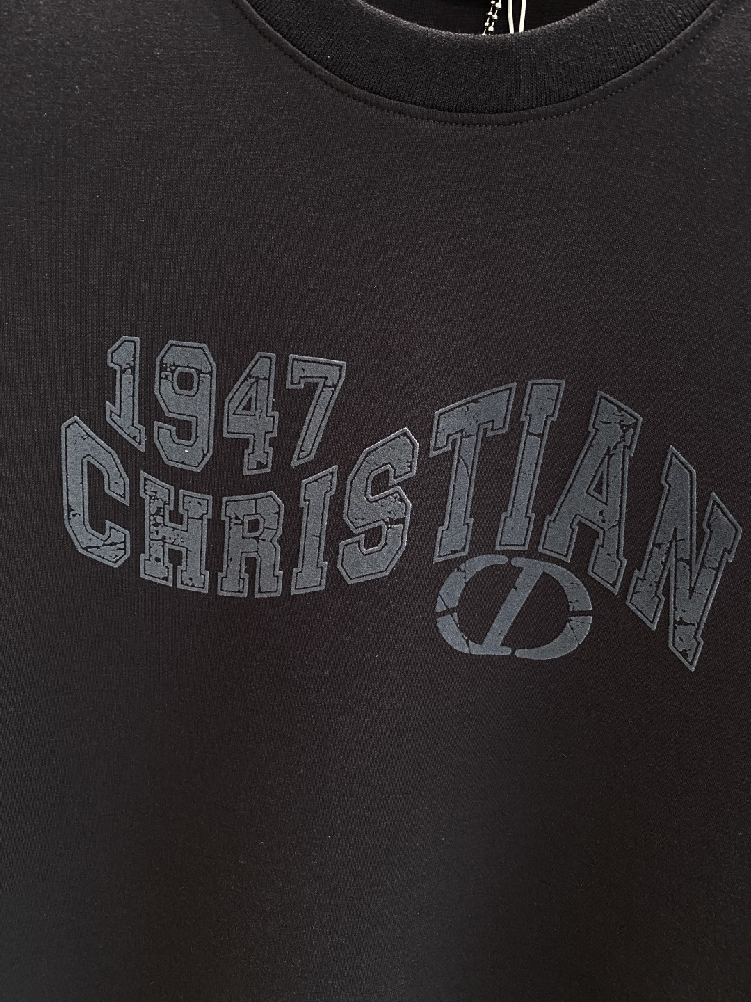 《𝙉𝙚𝙬🖤🤍华家》25SS新款首发专柜最新款圆领短袖 高端订制 设计前卫时尚！品牌logo重工艺设计 高