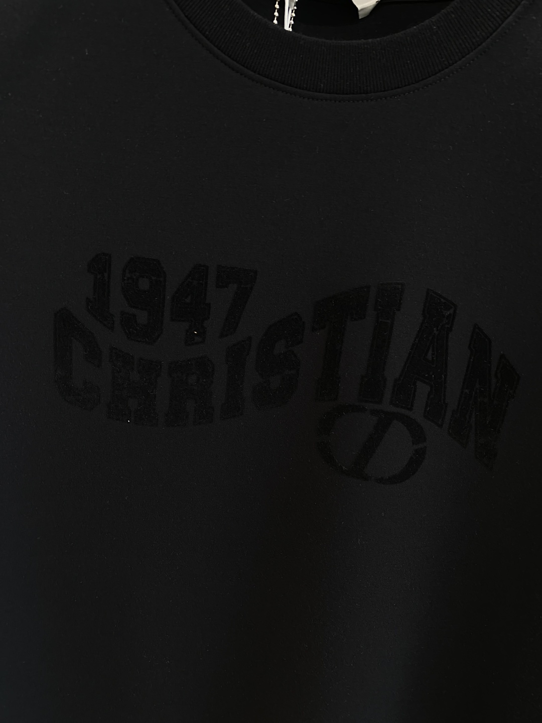 《𝙉𝙚𝙬🖤🤍华家》25SS新款首发专柜最新款圆领短袖 高端订制 设计前卫时尚！品牌logo重工艺设计 高