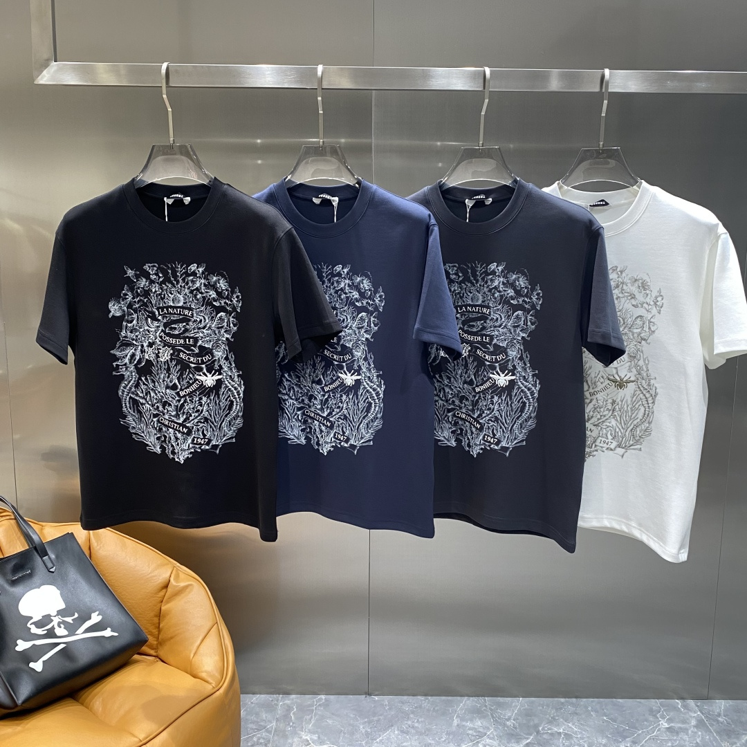 NO:517605,'Dijia' 25SS new first-time counter latest round neck short sleeves, high-end customization, avant-garde and fashionable design!  Brand logo heavy craft design, high-end customized Xinjiang long velvet cotton fabric. It feels soft and comfortable to wear. The counter-level exquisite car line is fine. The workmanship is exquisite. The upper body effect is invincible and handsome!  A must-have item for handsome men!  Code number M-3XL the next day, dior, T-shirt, alexander wang19860909《迪家》 25SS新款首发专柜最新款圆领短袖 高端订制 设计前卫时尚！品牌logo重工艺设计 高端定制新疆长绒棉面料.手感柔软.穿着舒适.专柜级别精致车线.做工精细.上身效果无敌帅气！型男必备单品！码数M-3XL隔天,,dior,T-shirt,alexander wang,Men's clothing