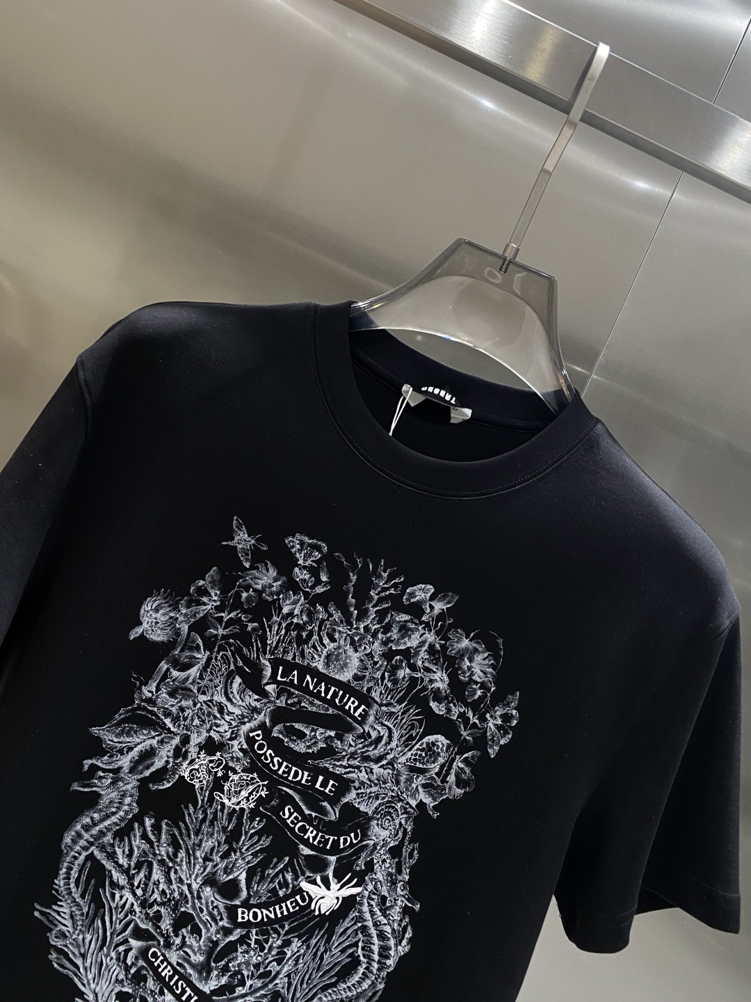 《𝙉𝙚𝙬🖤🤍迪家》25SS新款首发专柜最新款圆领短袖 高端订制 设计前卫时尚！品牌logo重工艺设计 高