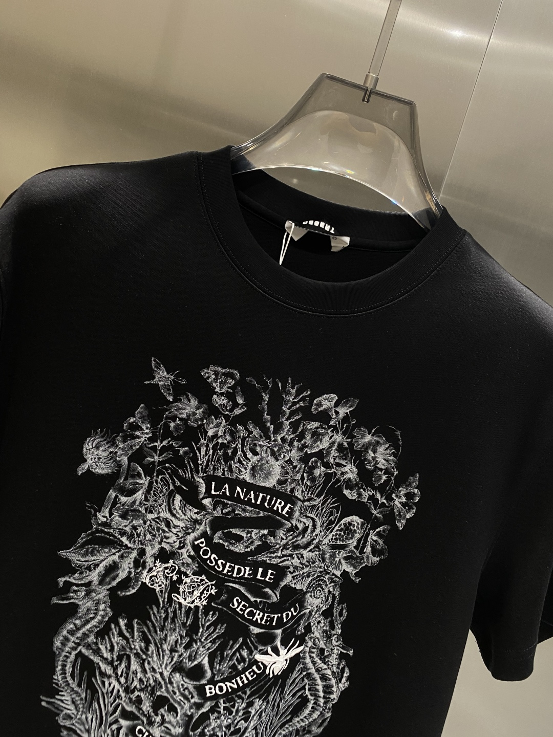 《𝙉𝙚𝙬🖤🤍迪家》25SS新款首发专柜最新款圆领短袖 高端订制 设计前卫时尚！品牌logo重工艺设计 高