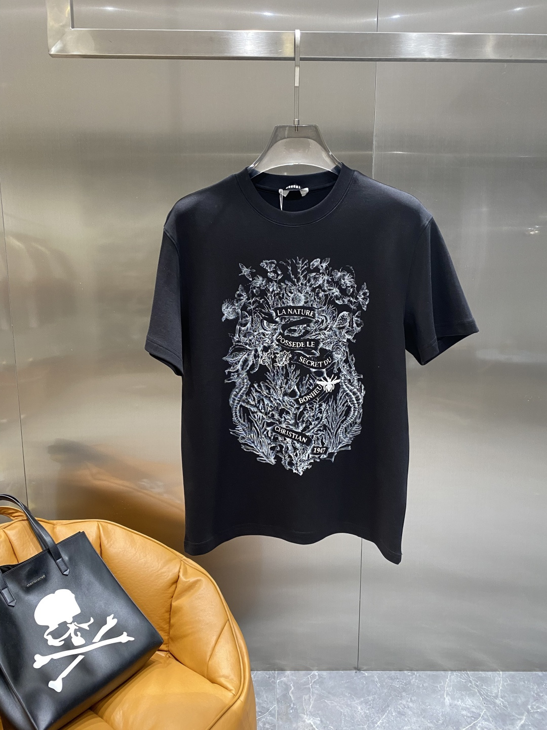 《𝙉𝙚𝙬🖤🤍迪家》25SS新款首发专柜最新款圆领短袖 高端订制 设计前卫时尚！品牌logo重工艺设计 高