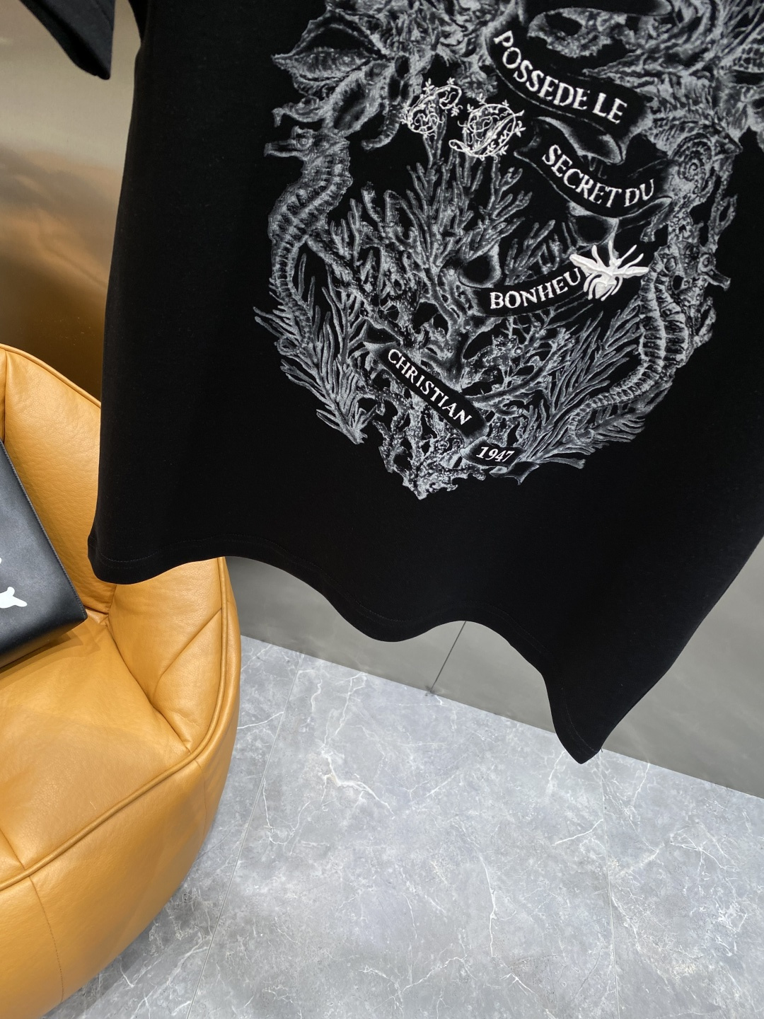 《𝙉𝙚𝙬🖤🤍迪家》25SS新款首发专柜最新款圆领短袖 高端订制 设计前卫时尚！品牌logo重工艺设计 高