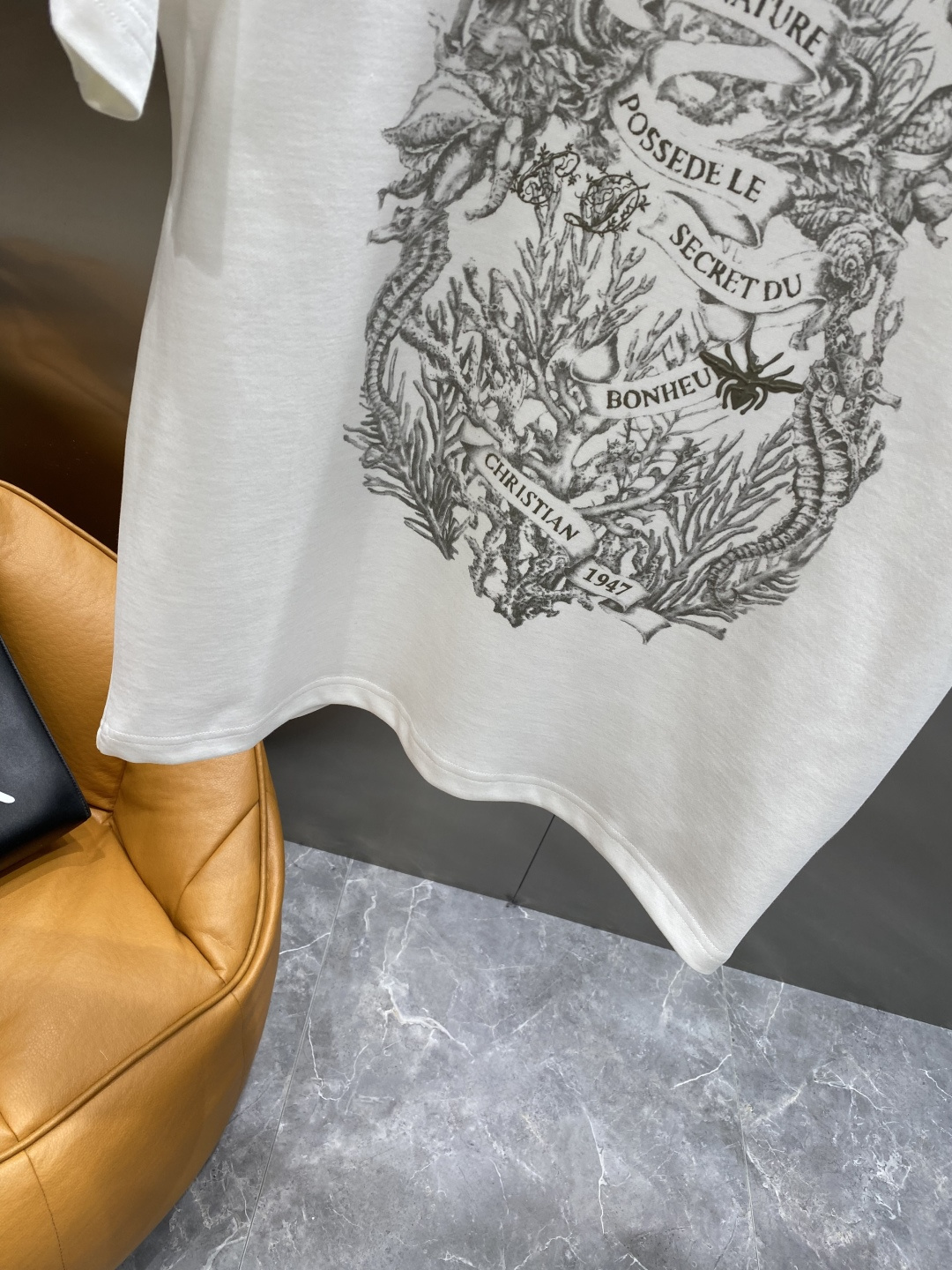 《𝙉𝙚𝙬🖤🤍迪家》25SS新款首发专柜最新款圆领短袖 高端订制 设计前卫时尚！品牌logo重工艺设计 高