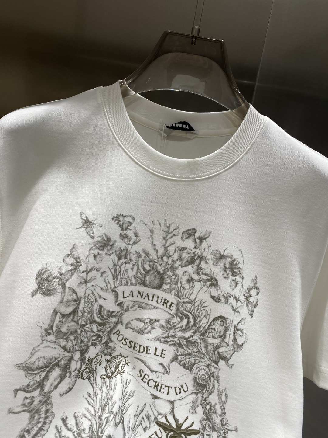 《𝙉𝙚𝙬🖤🤍迪家》25SS新款首发专柜最新款圆领短袖 高端订制 设计前卫时尚！品牌logo重工艺设计 高