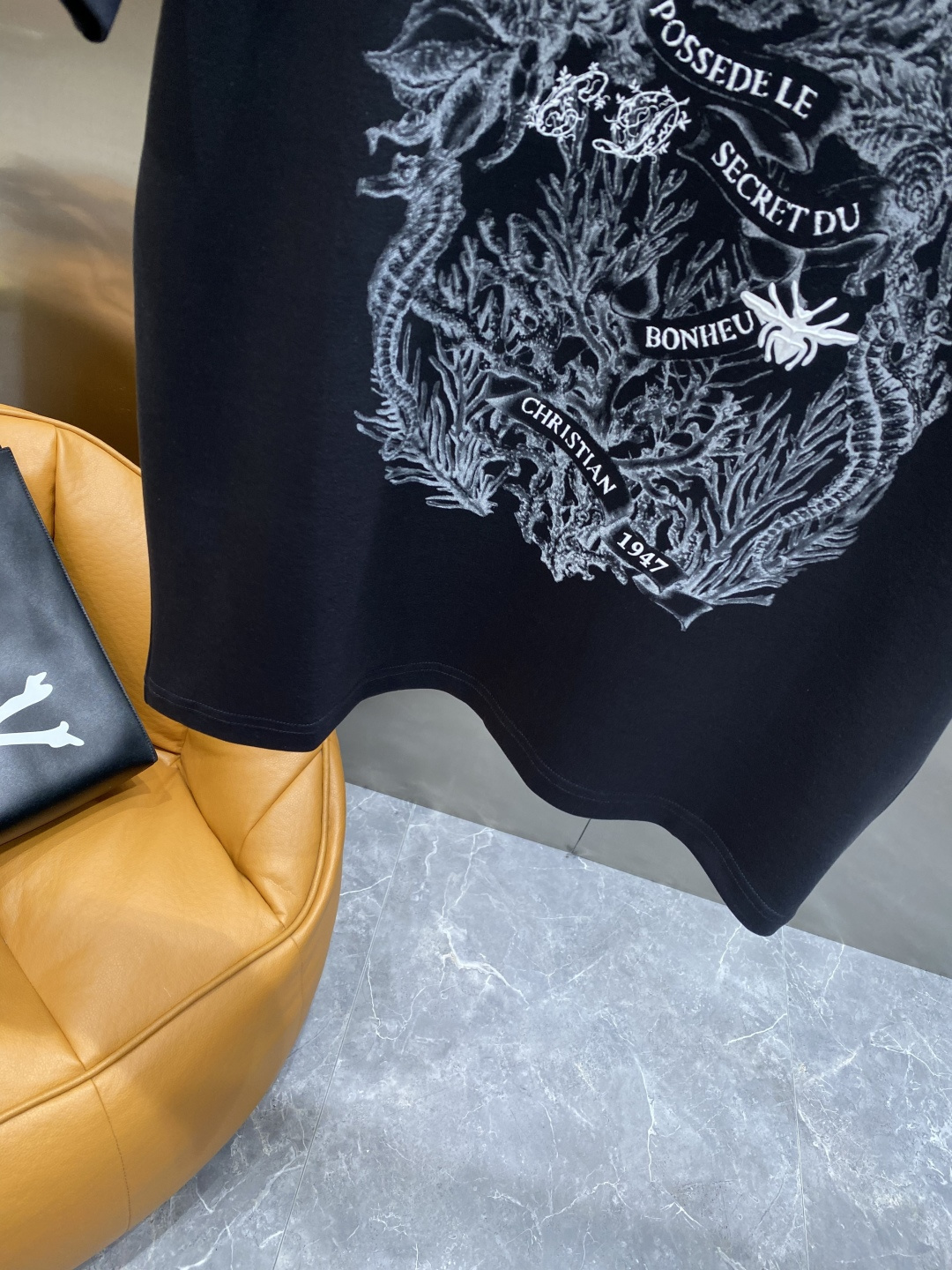 《𝙉𝙚𝙬🖤🤍迪家》25SS新款首发专柜最新款圆领短袖 高端订制 设计前卫时尚！品牌logo重工艺设计 高