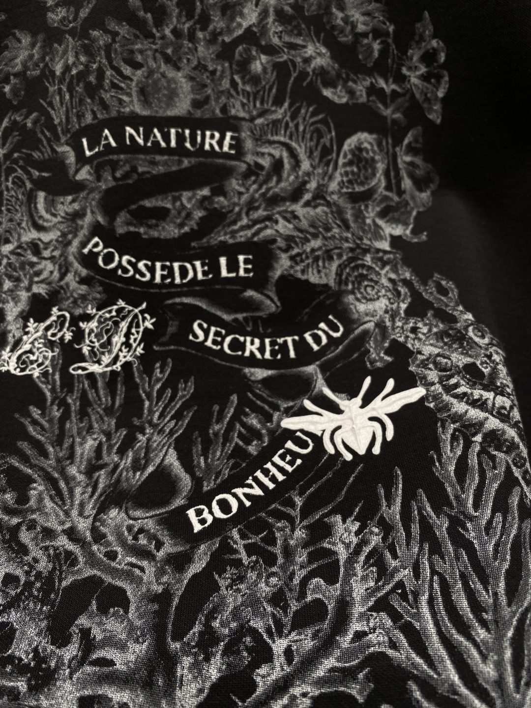 《𝙉𝙚𝙬🖤🤍迪家》25SS新款首发专柜最新款圆领短袖 高端订制 设计前卫时尚！品牌logo重工艺设计 高