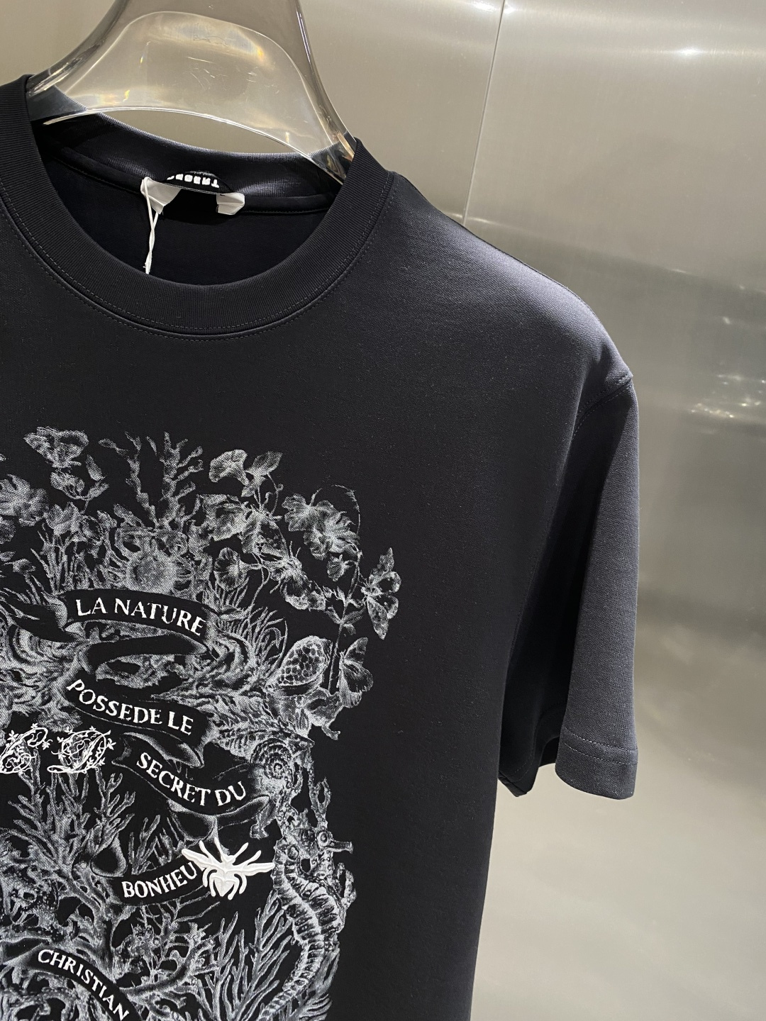 《𝙉𝙚𝙬🖤🤍迪家》25SS新款首发专柜最新款圆领短袖 高端订制 设计前卫时尚！品牌logo重工艺设计 高