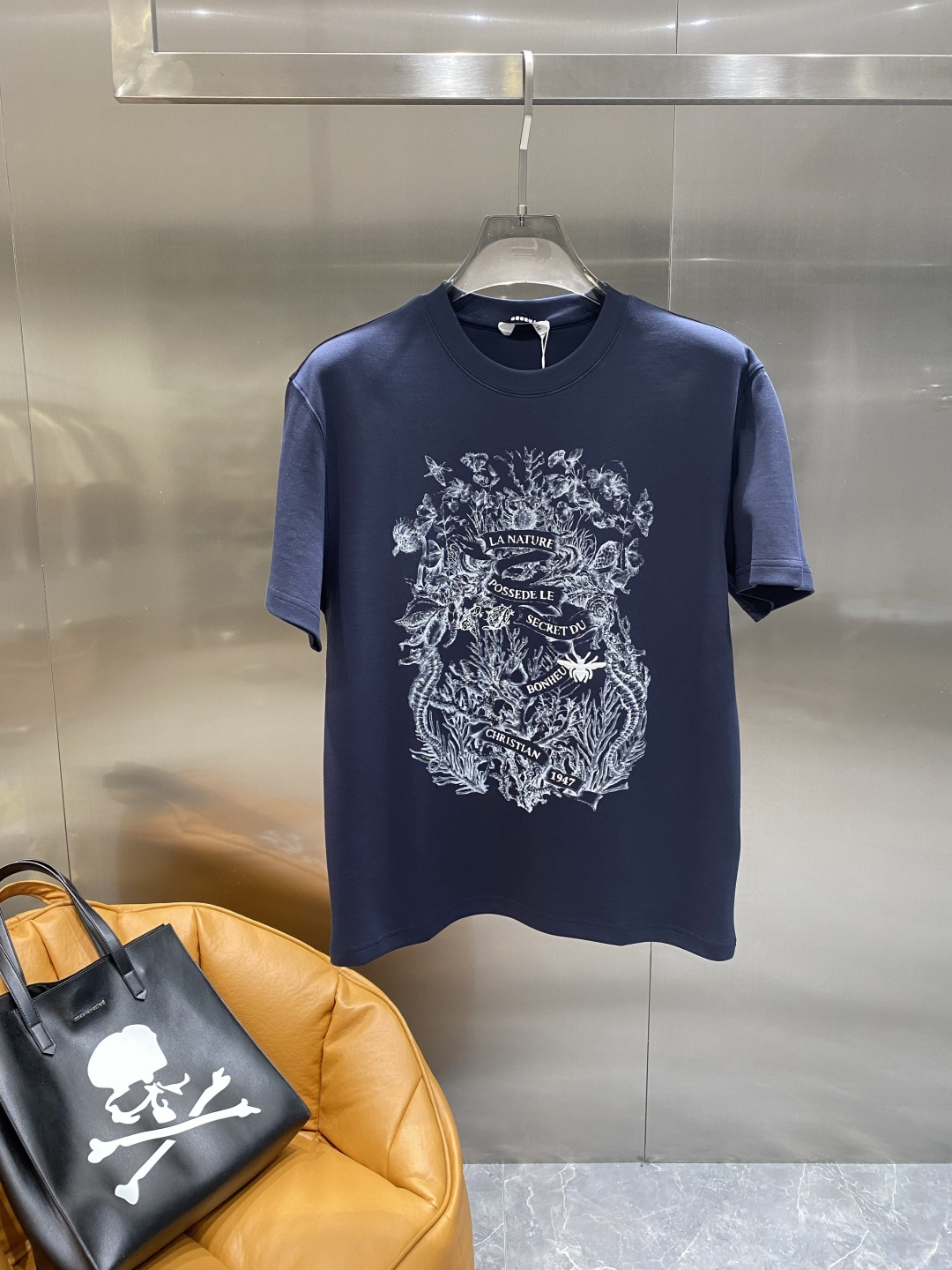 《𝙉𝙚𝙬🖤🤍迪家》25SS新款首发专柜最新款圆领短袖 高端订制 设计前卫时尚！品牌logo重工艺设计 高