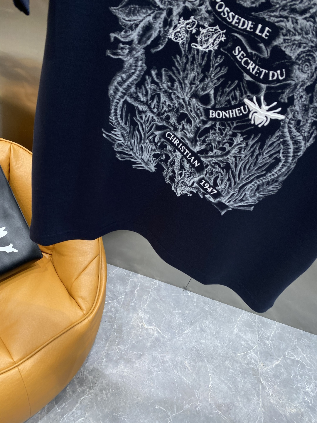 《𝙉𝙚𝙬🖤🤍迪家》25SS新款首发专柜最新款圆领短袖 高端订制 设计前卫时尚！品牌logo重工艺设计 高