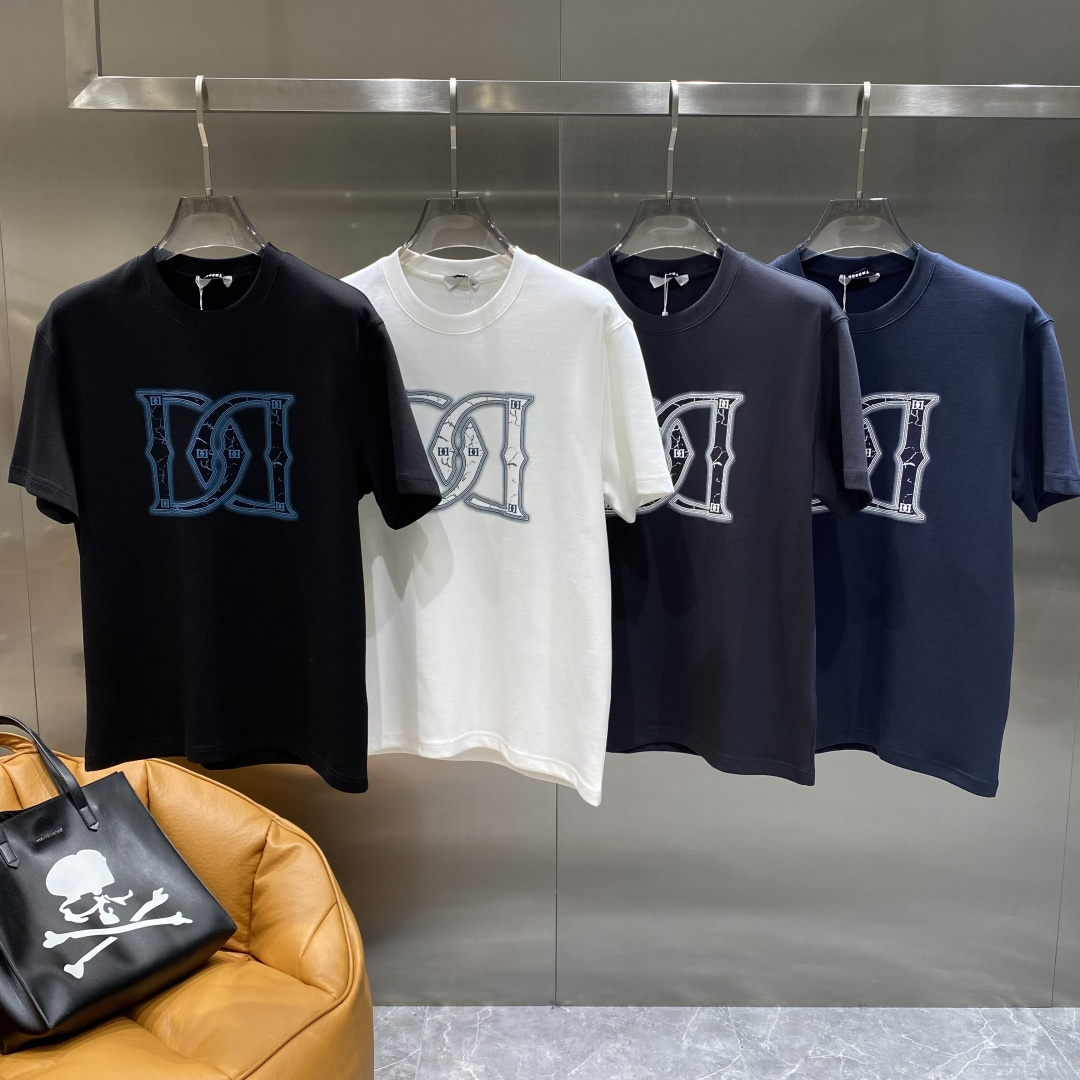 NO:517590,'DG Home' 2025 new first-time counter latest short-sleeved round-neck T-shirt, high-end customization, avant-garde and fashionable design!  Brand logo heavy craft design, high-end customized mercerated long cotton fabric, soft feel, comfortable to wear, exquisite counter-level car line, fine workmanship, invincible and handsome upper body effect!  A must-have item for handsome men!  Code number M-3XL The next day, gucci, T-shirt,tees, t-shirt,alexander wang19860909《DG家》 2025新款首发专柜最新款短袖圆领T恤 高端订制 设计前卫时尚！品牌logo重工艺设计 高端定制丝光长绒棉面料.手感柔软.穿着舒适.专柜级别精致车线.做工精细.上身效果无敌帅气！型男必备单品！ 码数M-3XL 隔天,,gucci,T-shirt,tees，t-shirt,alexander wang,Men's clothing