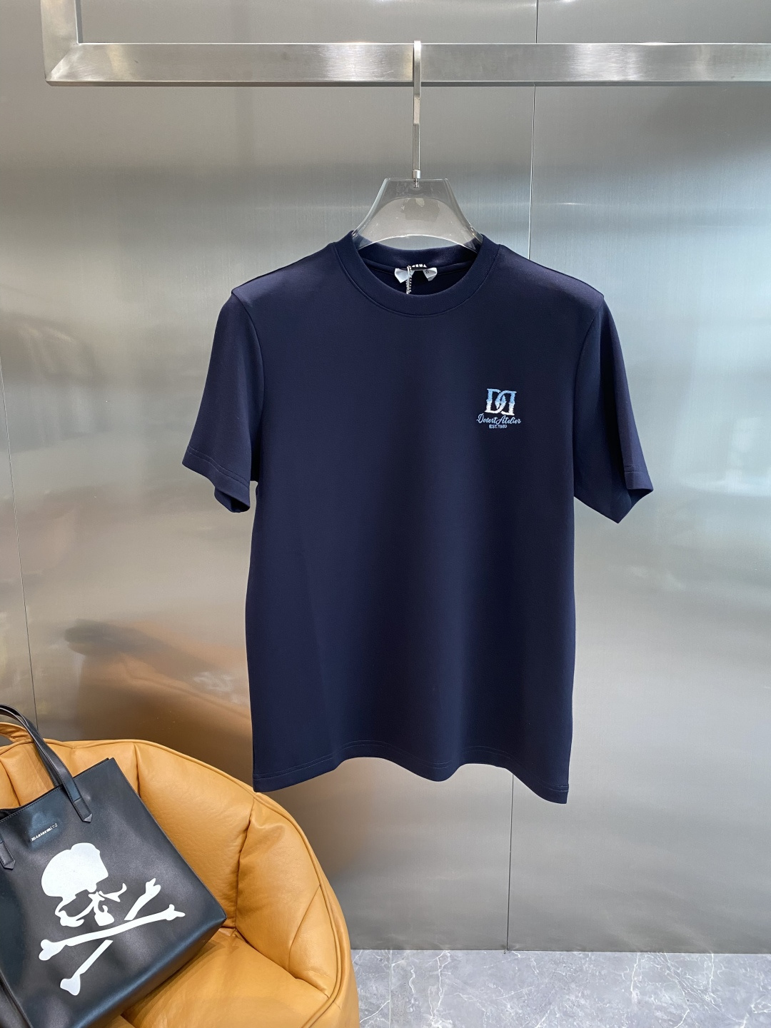 《𝙉𝙚𝙬🖤🤍DG家》25SS新款首发专柜最新款圆领短袖 高端订制 设计前卫时尚！品牌logo重工艺设计 