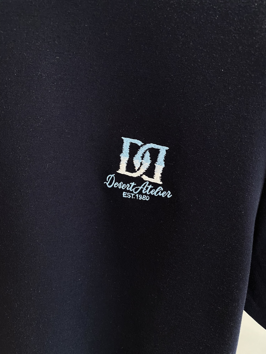 《𝙉𝙚𝙬🖤🤍DG家》25SS新款首发专柜最新款圆领短袖 高端订制 设计前卫时尚！品牌logo重工艺设计 