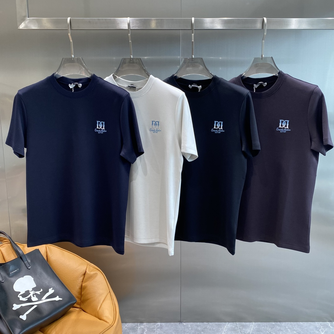 NO:517595,'DG Home' 25SS new first-time counter latest round neck short sleeves, high-end customization, avant-garde and fashionable design!  Brand logo heavy craft design, high-end customized Xinjiang long velvet cotton fabric. It feels soft and comfortable to wear. The counter-level exquisite car line is fine. The workmanship is exquisite. The upper body effect is invincible and handsome!  A must-have item for handsome men!  Code number M-3XL the next day, gucci, T-shirt, alexander wang19860909《DG家》 25SS新款首发专柜最新款圆领短袖 高端订制 设计前卫时尚！品牌logo重工艺设计 高端定制新疆长绒棉面料.手感柔软.穿着舒适.专柜级别精致车线.做工精细.上身效果无敌帅气！型男必备单品！码数M-3XL隔天,,gucci,T-shirt,alexander wang,Men's clothing