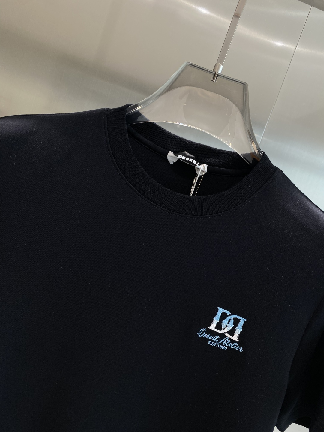 《𝙉𝙚𝙬🖤🤍DG家》25SS新款首发专柜最新款圆领短袖 高端订制 设计前卫时尚！品牌logo重工艺设计 