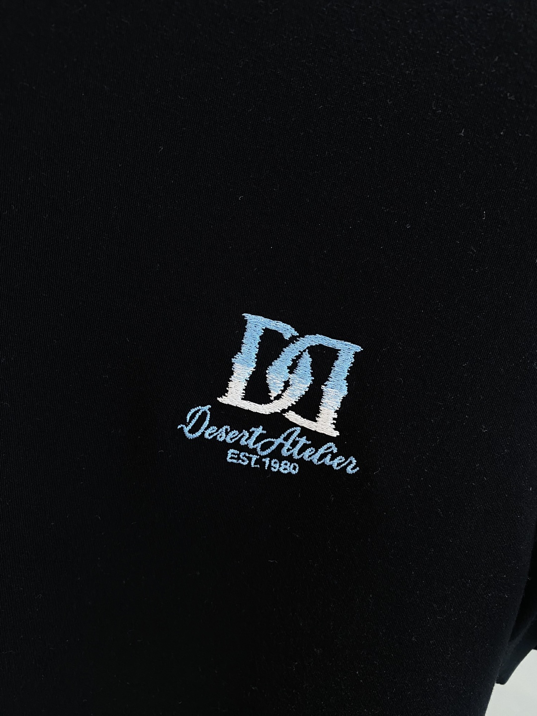 《𝙉𝙚𝙬🖤🤍DG家》25SS新款首发专柜最新款圆领短袖 高端订制 设计前卫时尚！品牌logo重工艺设计 