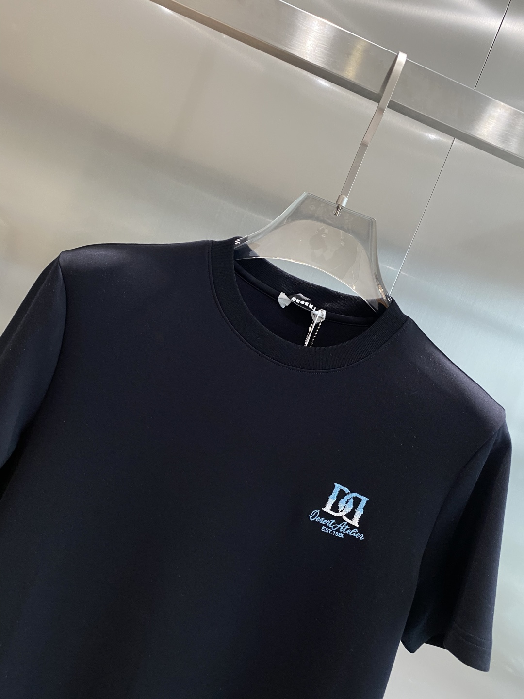 《𝙉𝙚𝙬🖤🤍DG家》25SS新款首发专柜最新款圆领短袖 高端订制 设计前卫时尚！品牌logo重工艺设计 