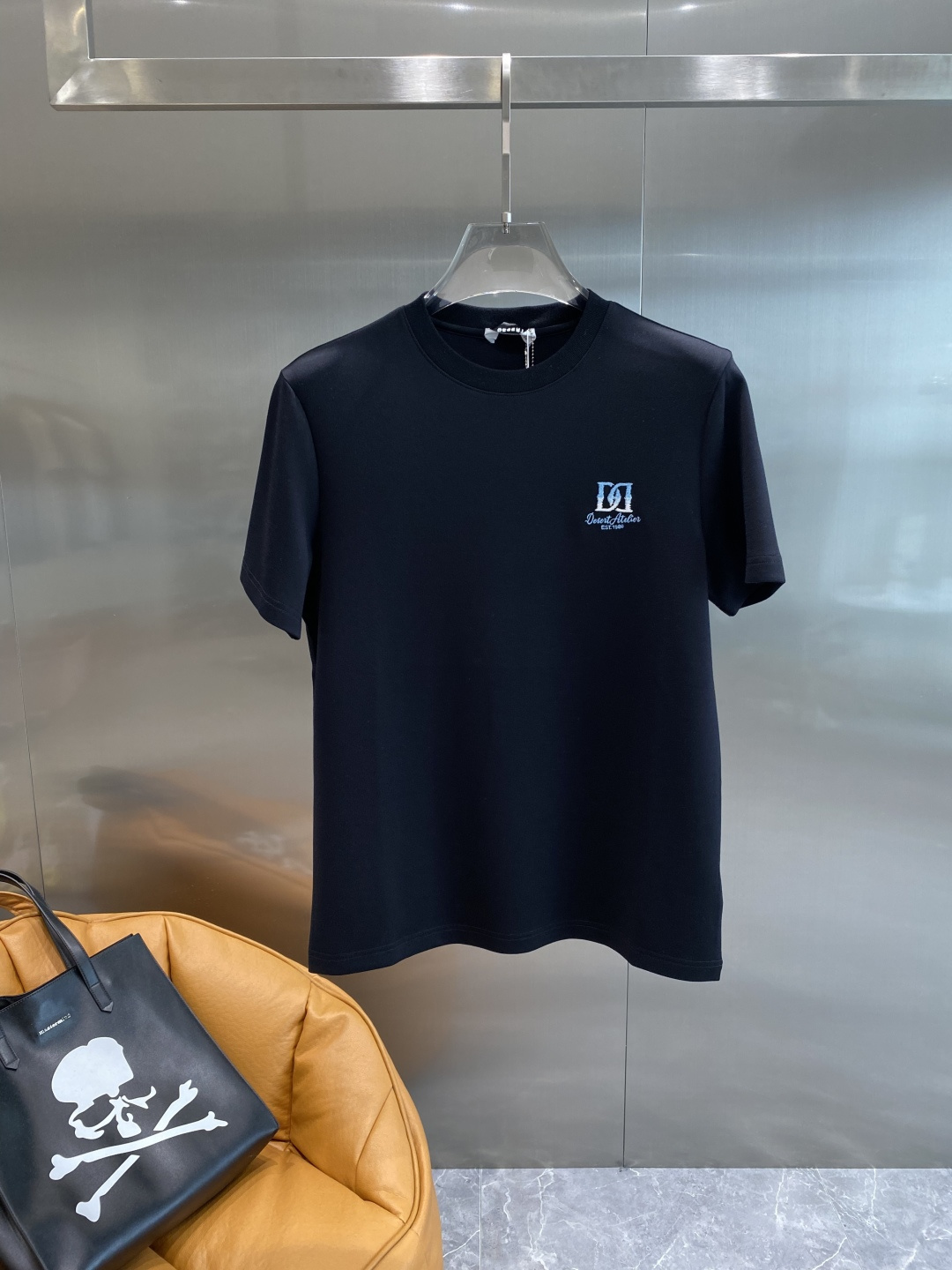 《𝙉𝙚𝙬🖤🤍DG家》25SS新款首发专柜最新款圆领短袖 高端订制 设计前卫时尚！品牌logo重工艺设计 