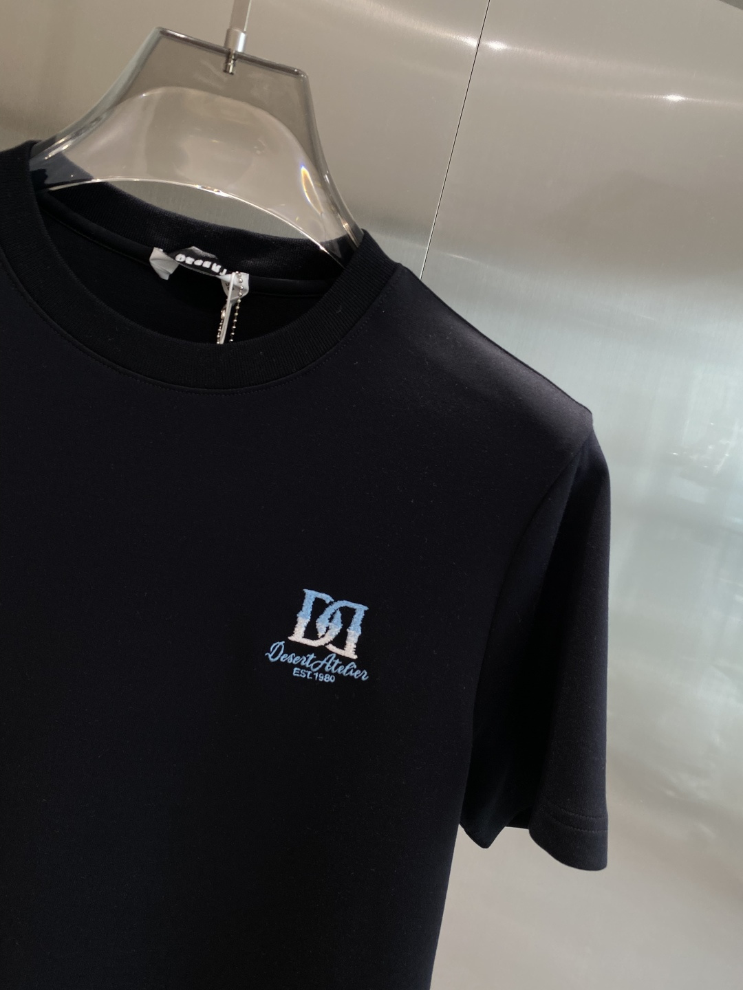 《𝙉𝙚𝙬🖤🤍DG家》25SS新款首发专柜最新款圆领短袖 高端订制 设计前卫时尚！品牌logo重工艺设计 