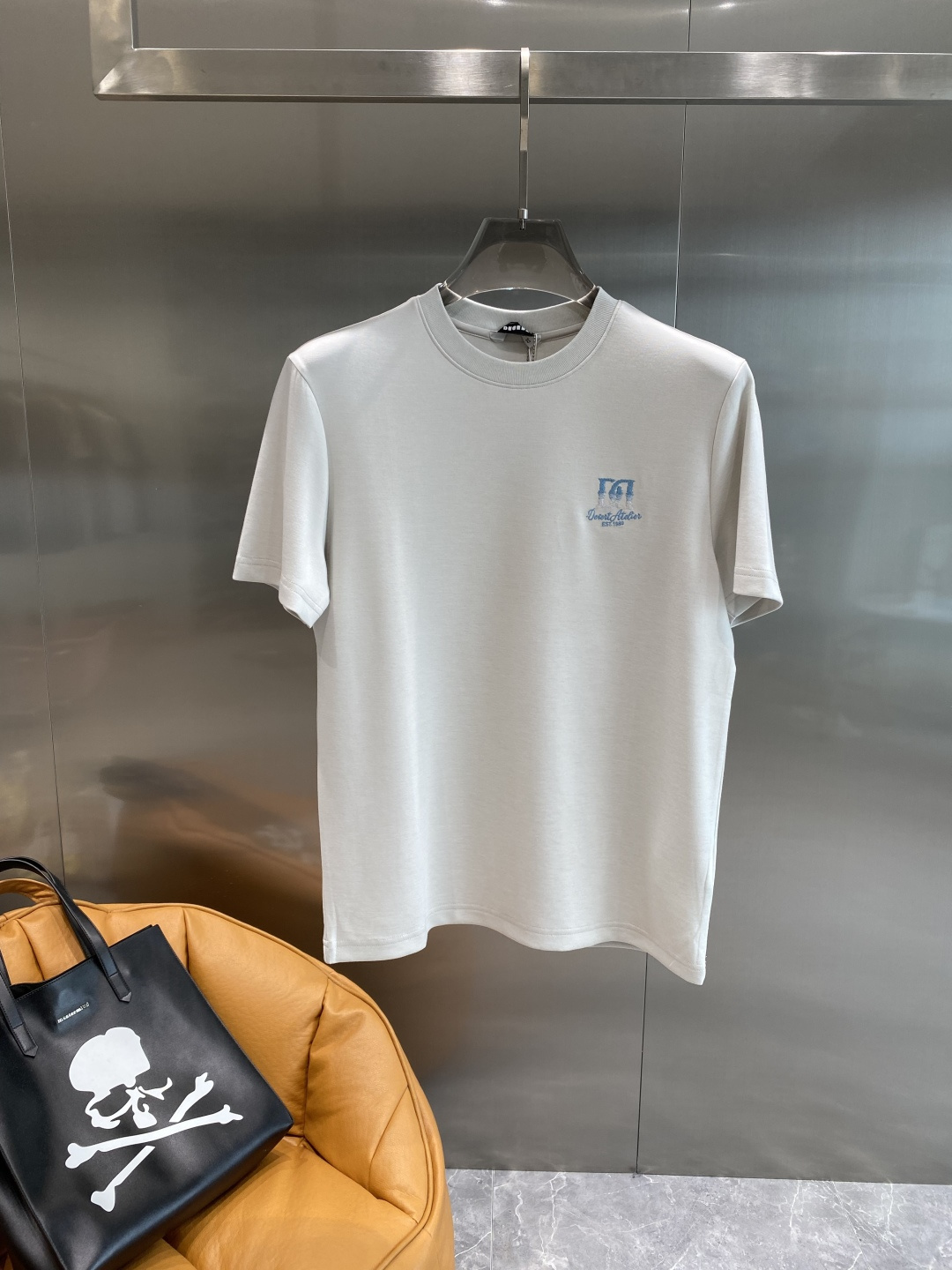 《𝙉𝙚𝙬🖤🤍DG家》25SS新款首发专柜最新款圆领短袖 高端订制 设计前卫时尚！品牌logo重工艺设计 