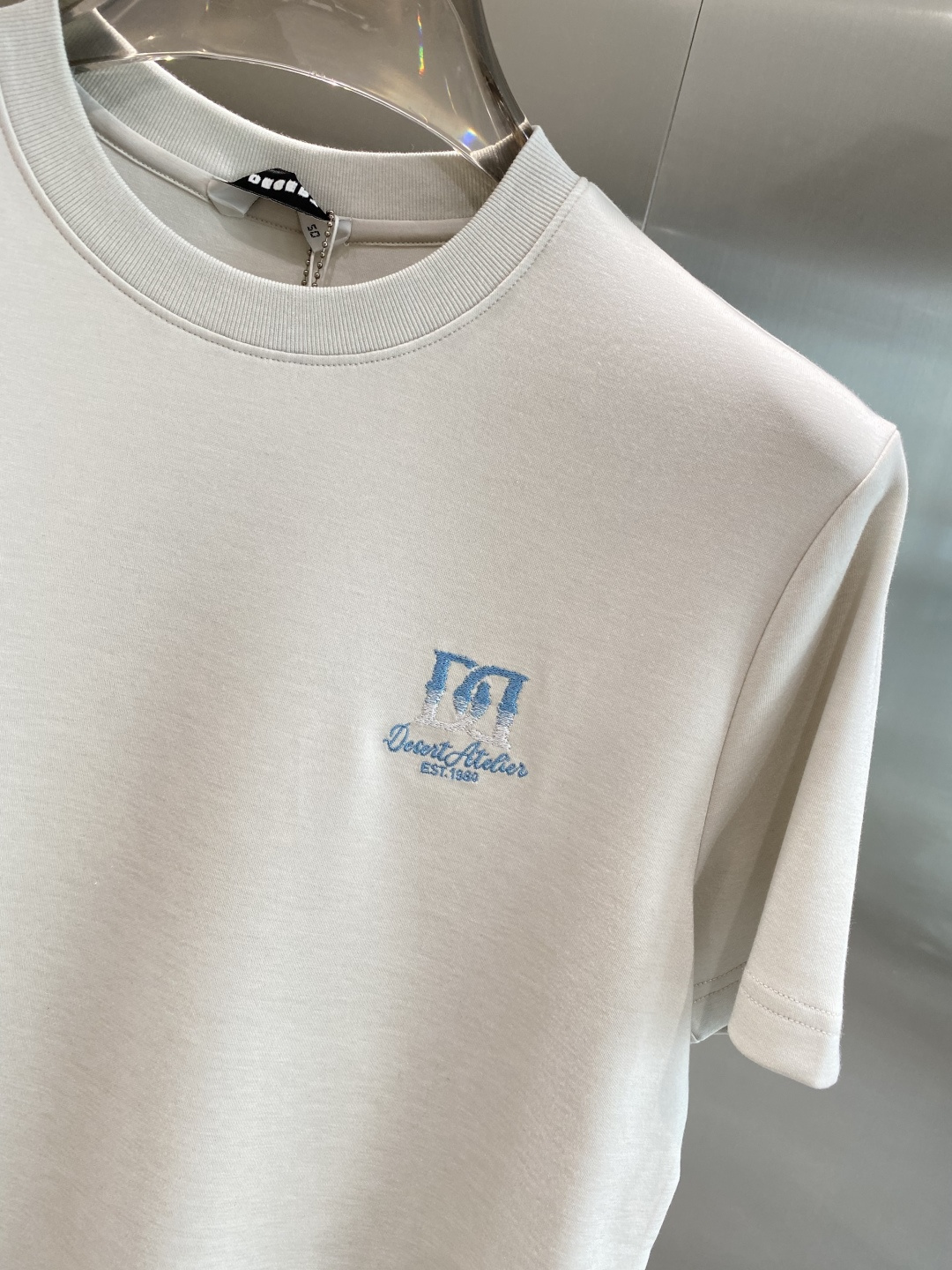 《𝙉𝙚𝙬🖤🤍DG家》25SS新款首发专柜最新款圆领短袖 高端订制 设计前卫时尚！品牌logo重工艺设计 