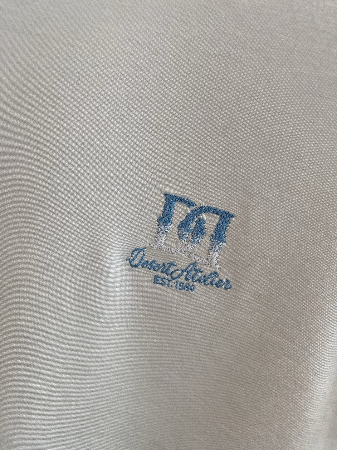 《𝙉𝙚𝙬🖤🤍DG家》25SS新款首发专柜最新款圆领短袖 高端订制 设计前卫时尚！品牌logo重工艺设计 