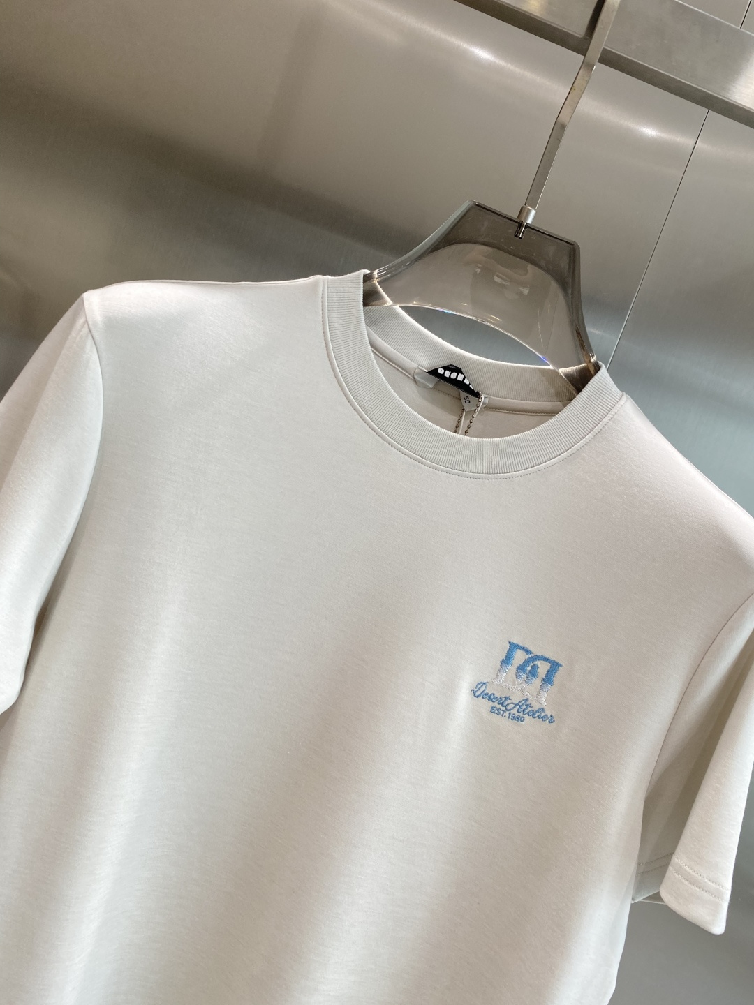 《𝙉𝙚𝙬🖤🤍DG家》25SS新款首发专柜最新款圆领短袖 高端订制 设计前卫时尚！品牌logo重工艺设计 