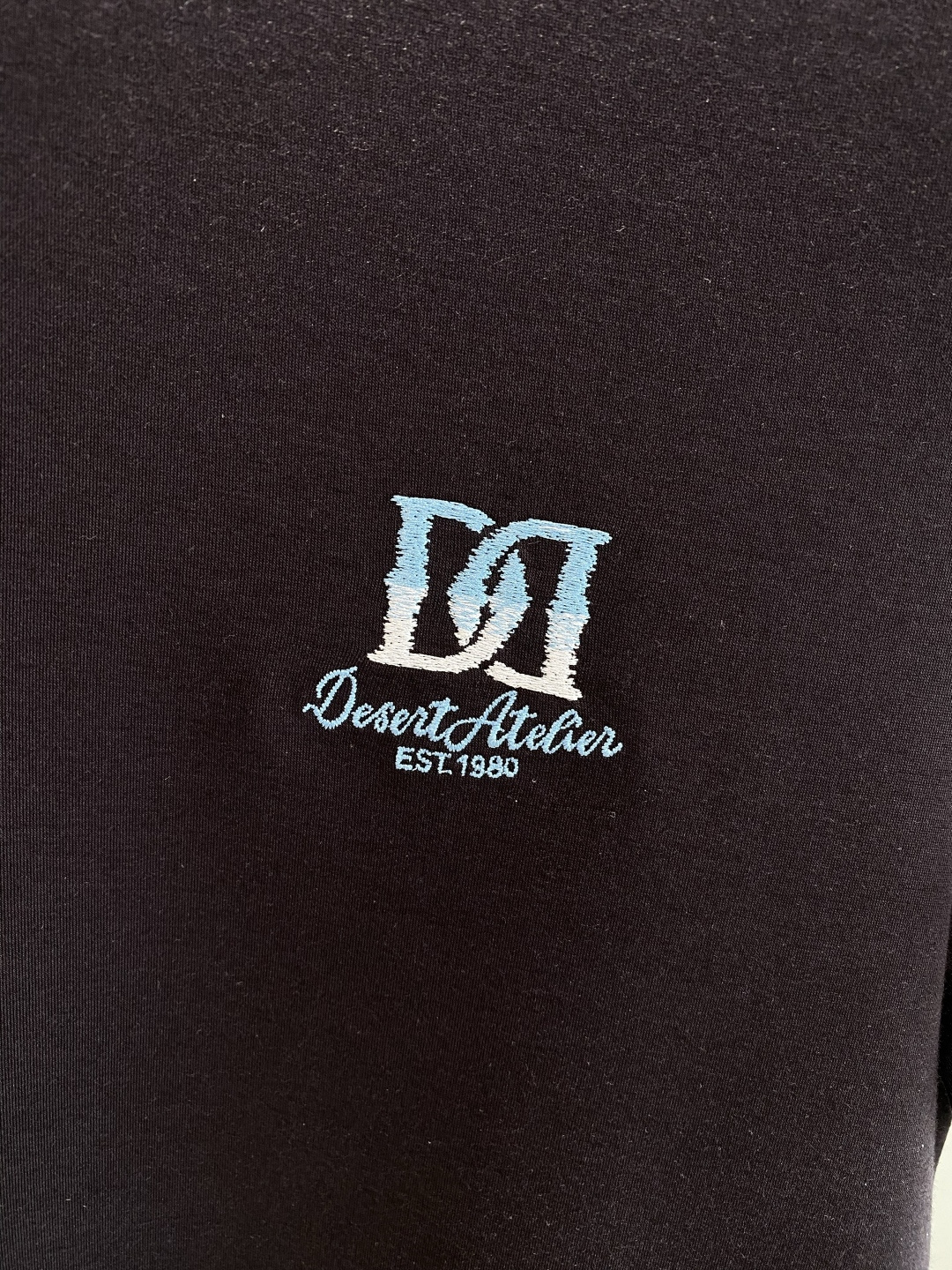 《𝙉𝙚𝙬🖤🤍DG家》25SS新款首发专柜最新款圆领短袖 高端订制 设计前卫时尚！品牌logo重工艺设计 