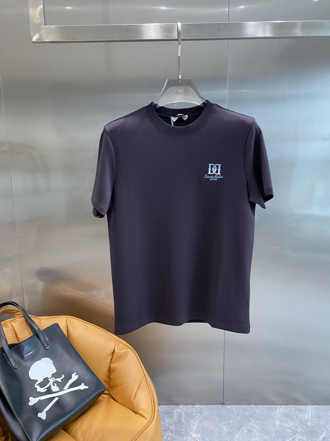 《𝙉𝙚𝙬🖤🤍DG家》25SS新款首发专柜最新款圆领短袖 高端订制 设计前卫时尚！品牌logo重工艺设计 