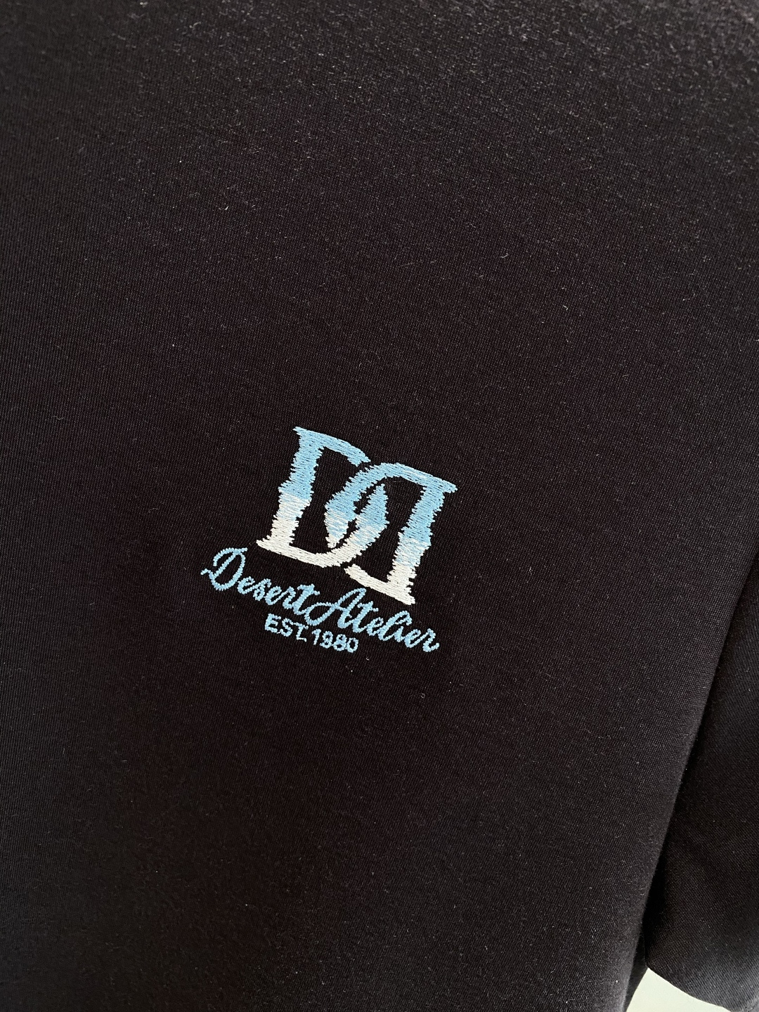 《𝙉𝙚𝙬🖤🤍DG家》25SS新款首发专柜最新款圆领短袖 高端订制 设计前卫时尚！品牌logo重工艺设计 