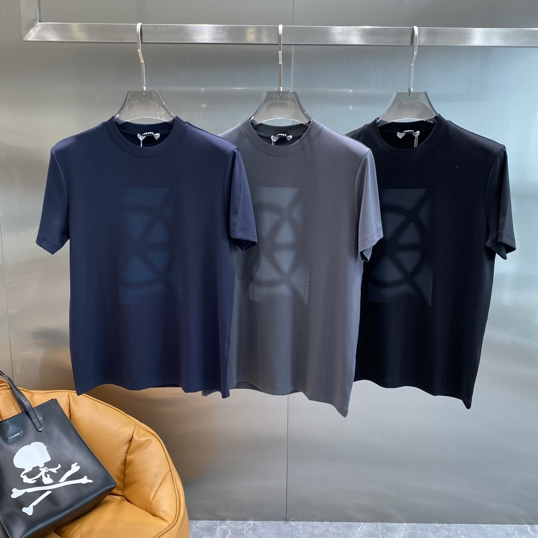 NO:517585,'Stone Family' 2025 new first-time counter latest short-sleeved round-neck T-shirt, high-end customization, avant-garde and fashionable design!  Brand logo heavy craft design, high-end customized mercerated long cotton fabric, soft feel, comfortable to wear, exquisite counter-level car line, fine workmanship, invincible and handsome upper body effect!  A must-have item for handsome men!  Code number M-3XL The next day, T-shirt,tees,t-shirt,alexander wang19860909《石头家》 2025新款首发专柜最新款短袖圆领T恤 高端订制 设计前卫时尚！品牌logo重工艺设计 高端定制丝光长绒棉面料.手感柔软.穿着舒适.专柜级别精致车线.做工精细.上身效果无敌帅气！型男必备单品！ 码数M-3XL 隔天,,T-shirt,tees，t-shirt,alexander wang,Men's clothing