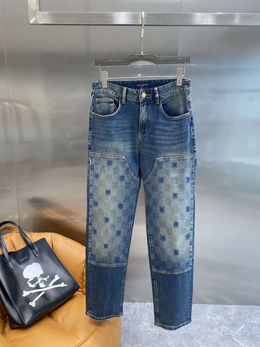 NO:519918,'Donkey Family' LV is a super stylish jeans, customized original washing denim fabric, unique design, top-grade embroidery craft letter pattern logo, original hardware and auxiliary decoration, extremely superior jeans, the materials and craftsmanship are extremely luxurious and exquisite, the grade is extremely high, the upper body is handsome and stylish, recommended, S-XXL,, louis vuitton, louis vuitton, louis vuitton, jeans, alexander wang19860909《驴家》 LV 超级有范儿的一款牛仔裤,定制原版水洗牛仔面料,独特设计,顶级刺绣工艺字母图案logo,原版五金辅料装饰,极为翘楚的一款牛仔裤,用料与工艺都极致奢华精湛,档次极高,上身帅气有型,推荐,S-XXL,,louis vuitton,louis vuitton,louis vuitton,jeans,alexander wang,Men's clothing