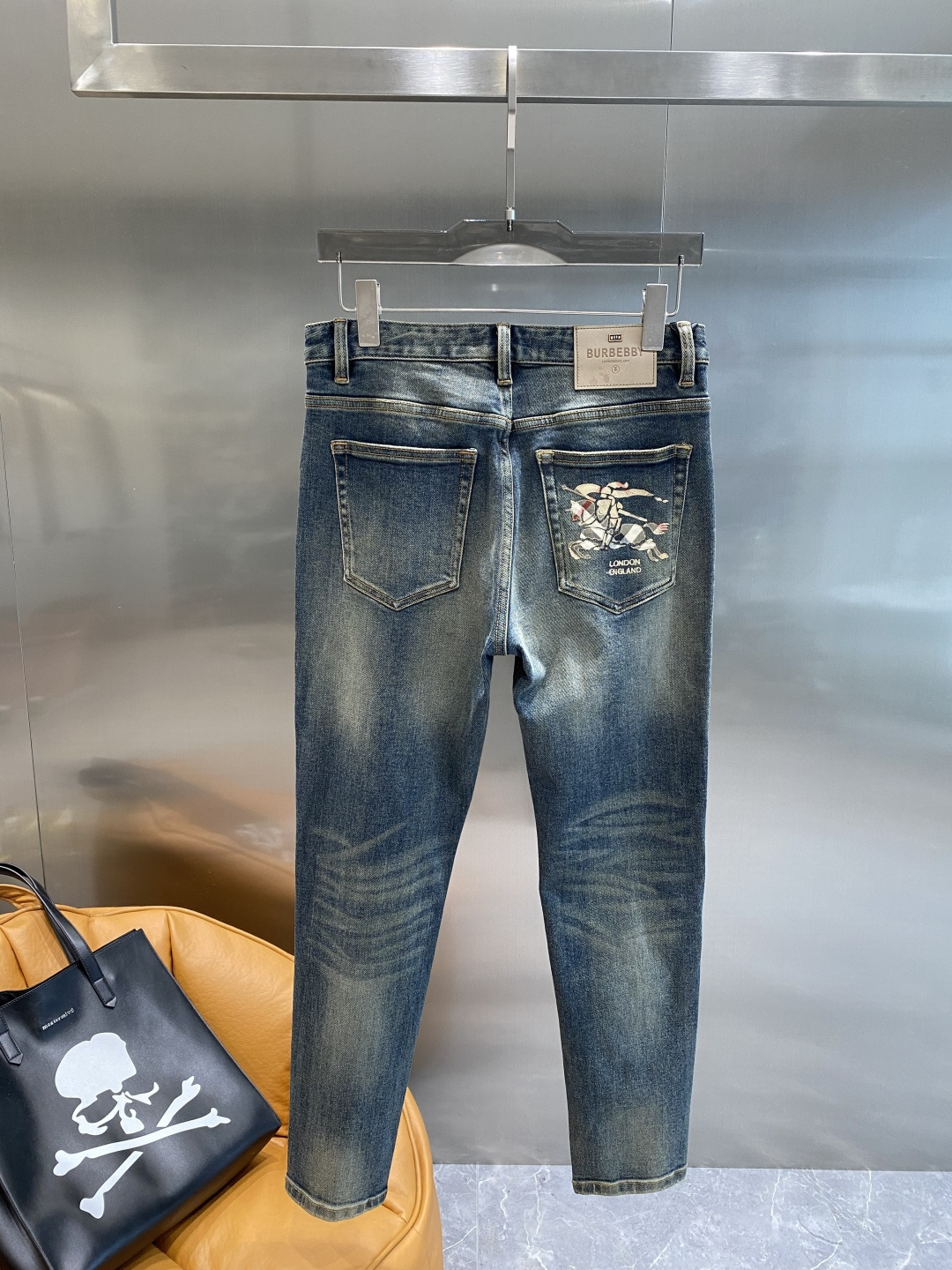 NO:519900,'Bajia' is the latest jeans in autumn and winter. Hot-selling counters. Taste and value are shared. They are very comfortable to wear. They are low-key and luxurious. They are very classy when worn. There is no need to say much about the style and cutting of the pants. The upper body is exquisite and vivid. The true first-class quality is the real palace-grade casual pants, which are made of Turkish cotton, and produce the most famous tannin cloth. The pants are very soft after heavy washing. The straight-footed style is not picky. The upper body is absolutely stylish and extremely luxurious!  29-36 next day, burberry, jeans, alexander wang19860909《巴家》 秋冬最新品牛仔裤 专柜热销款 品味与价值共享 身穿着非常舒适 低调不失奢华 穿出去非常有档次,裤型款式和裁剪亦无需多言 上身精致跃然.真正一等一顶级质料 真正殿堂级的休闲裤,选用土耳其的棉花 生产出最有名的单宁布品质卓然 经过重水洗使得裤子很柔软 直脚的版型 不挑人 上身绝对的有型 极度奢华！码数29-36隔天,,burberry,jeans,alexander wang,Men's clothing