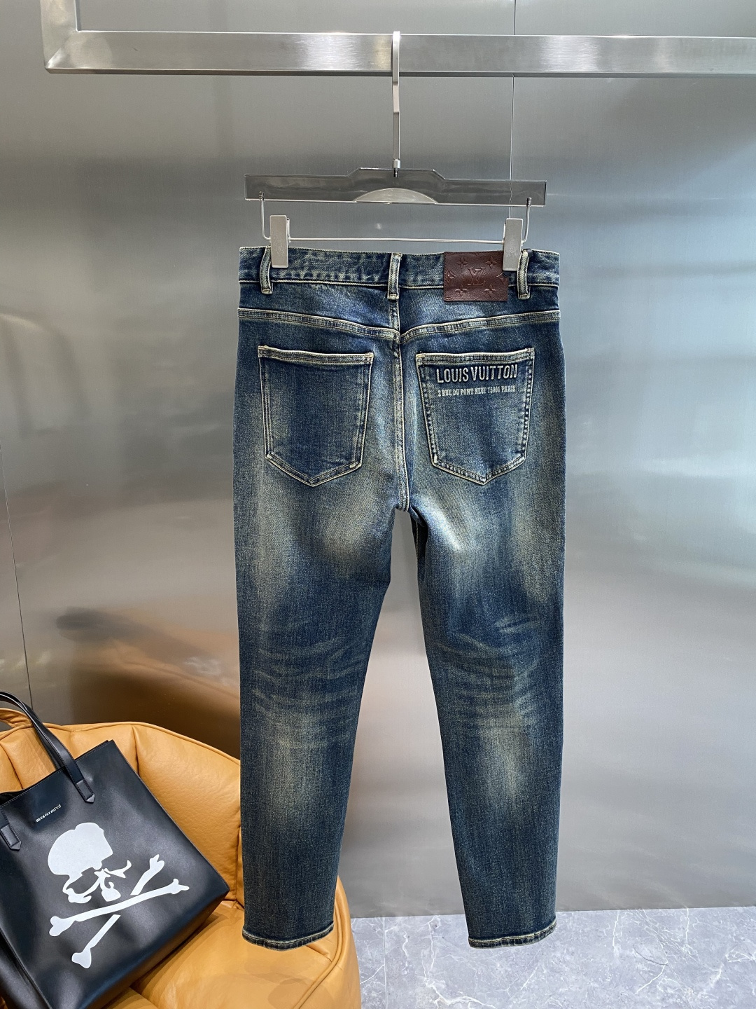 NO:519903,'Donkey Family' The latest jeans in autumn and winter, popular counters, taste and value sharing, very comfortable to wear, low-key and luxurious, very classy when worn, no need to say much about the style and cutting of the pants, exquisite and vivid upper body. A truly first-class top-notch material. A truly palace-grade casual pants, using Turkish cotton, produce the most famous tannin cloth, which is of high quality. It is heavy washing, making the pants very soft. The straight-footed style is not picky. The upper body is absolutely stylish and extremely luxurious!  Count 29-36 the next day, louis vuitton,louis vuitton,jeans,alexander wang19860909《驴家》 秋冬最新品牛仔裤 专柜热销款 品味与价值共享 身穿着非常舒适 低调不失奢华 穿出去非常有档次,裤型款式和裁剪亦无需多言 上身精致跃然.真正一等一顶级质料 真正殿堂级的休闲裤,选用土耳其的棉花 生产出最有名的单宁布品质卓然 经过重水洗使得裤子很柔软 直脚的版型 不挑人 上身绝对的有型 极度奢华！码数29-36隔天,,louis vuitton,louis vuitton,jeans,alexander wang,Men's clothing