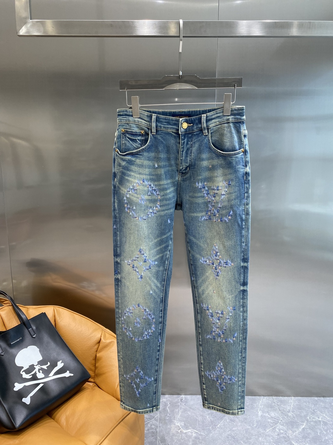 NO:519908,'Donkey Family' 25ss new jeans trend frontline, hot-selling counter models, taste and value sharing, very comfortable to wear, low-key and luxurious, very classy when worn, no need to say much about the trouser style and cutting, the upper body is exquisite and vivid. The truly first-class quality is a truly palace-level casual pants, using Turkish cotton, produce the most famous tannin cloth, excellent quality, heavy washing makes the pants very soft, not picky, the upper body is absolutely stylish, extremely luxurious!  Count 29-36 the next day, louis vuitton,louis vuitton,jeans,alexander wang19860909《驴家》 25ss新品牛仔裤潮流前线 专柜热销款 品味与价值共享 身穿着非常舒适 低调不失奢华 穿出去非常有档次,裤型款式和裁剪亦无需多言 上身精致跃然.真正一等一顶级质料 真正殿堂级的休闲裤,选用土耳其的棉花 生产出最有名的单宁布 品质卓然 经过重水洗使得裤子很柔软 不挑人 上身绝对的有型 极度奢华！码数29-36隔天,,louis vuitton,louis vuitton,jeans,alexander wang,Men's clothing