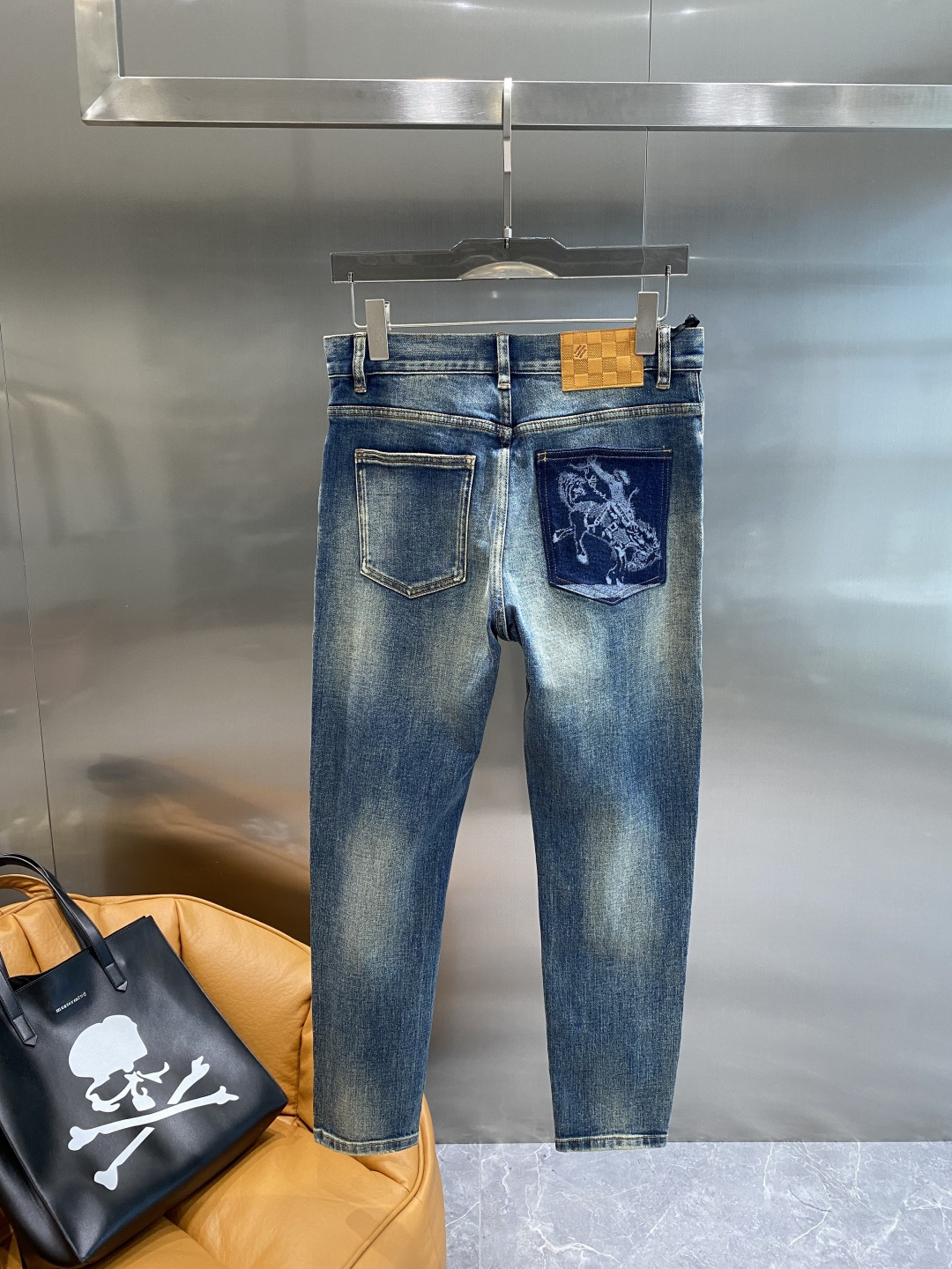 NO:519911,'Donkey Family' 2025ss new original single hot jeans super customized original hardware super heavy industry craftsmanship excellent style, impeccable details!  The style is not picky, the workmanship is high-end, the super good goods are not waiting for everyone, please start quickly, size 29-36 the next day, louis vuitton, louis vuitton, jeans, alexander wang19860909《驴家》 2025ss新款原单爆款牛仔裤 超级定制款 原版五金 超级重工工艺 版型超赞,细节做工无可挑剔！款式不挑人,做工高档,超强好货不等人,看中赶紧下手,尺码29-36隔天,,louis vuitton,louis vuitton,jeans,alexander wang,Men's clothing