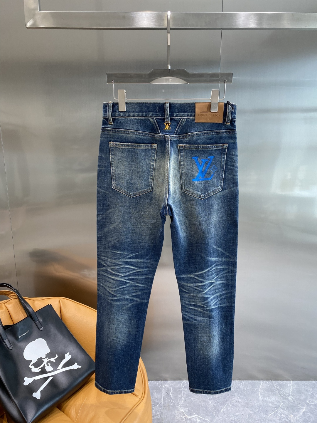 NO:519923,'Donkey Family' 2025ss new original single hot jeans super customized original hardware super heavy industry craftsmanship excellent style, impeccable details!  The style is not picky, the workmanship is high-end, the super good goods are not waiting for everyone, please start quickly, size 29-36 the next day, louis vuitton, louis vuitton, jeans, alexander wang19860909《驴家》 2025ss新款原单爆款牛仔裤 超级定制款 原版五金 超级重工工艺 版型超赞,细节做工无可挑剔！款式不挑人,做工高档,超强好货不等人,看中赶紧下手,尺码29-36隔天,,louis vuitton,louis vuitton,jeans,alexander wang,Men's clothing