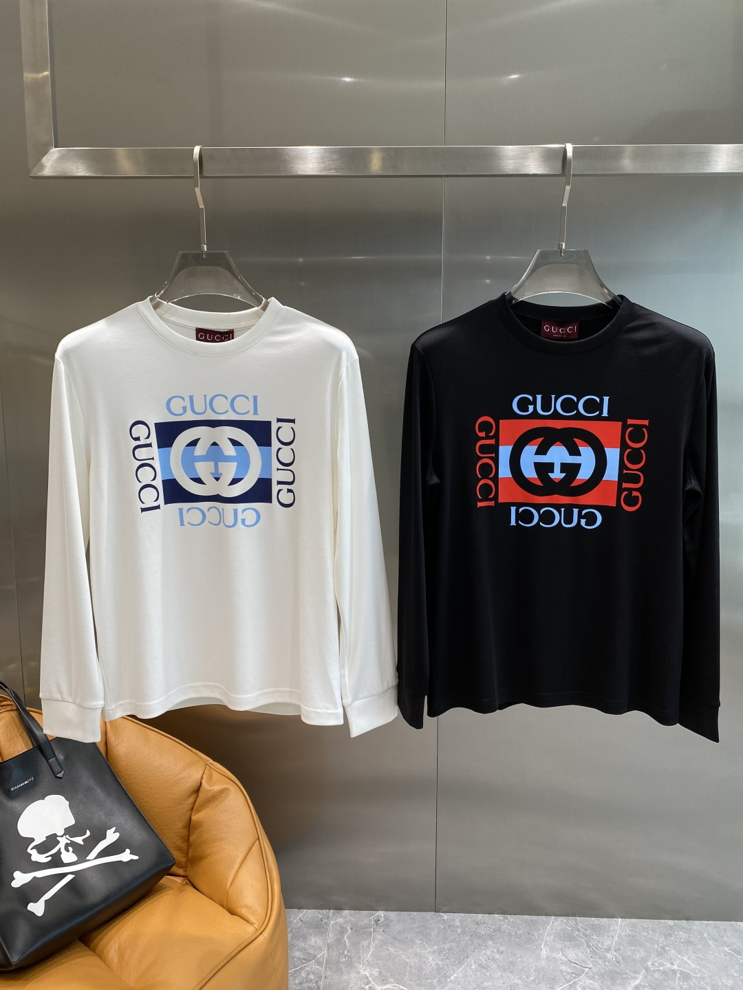 NO:519926,'Gujia' 2025ss autumn new product, long-sleeved T-shirt, classic logo design, versatile model, released simultaneously on the official website. Customized fabrics are soft and delicate, with a very high skin-friendly feel, perfectly interpreting the brand's fashion trend!  Men’s wardrobe are indispensable, and they are low-key designs and must-haves. Dears, please buy them quickly!  S-XXXL the next day, gucci,tees,t-shirt,alexander wang19860909《古家》 2025ss秋季新品 长袖T恤,经典Logo设计,百搭款 官网同步发售 定制面料,柔软细腻,亲肤感极高,完美诠释出品牌的时尚潮流！男人的衣柜都少不了基础 是低调的设计 必备款,亲们赶紧入手！码数S-XXXL隔天,,gucci,tees，t-shirt,alexander wang,Men's clothing