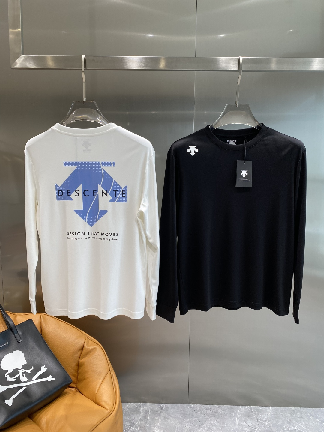 NO:519928,'Disanjia' 2025ss autumn new product, long-sleeved T-shirt, classic logo design, versatile model, released simultaneously on the official website. Customized fabrics are soft and delicate, with a very high skin-friendly feel, perfectly interpreting the brand's fashion trend!  Men’s wardrobe are indispensable, and they are low-key designs and must-haves. Dears, please buy them quickly!  S-XXXL the next day, tees, t-shirt, alexander wang19860909《迪桑家》 2025ss秋季新品 长袖T恤,经典Logo设计,百搭款 官网同步发售 定制面料,柔软细腻,亲肤感极高,完美诠释出品牌的时尚潮流！男人的衣柜都少不了基础 是低调的设计 必备款,亲们赶紧入手！码数S-XXXL隔天,,tees，t-shirt,alexander wang,Men's clothing