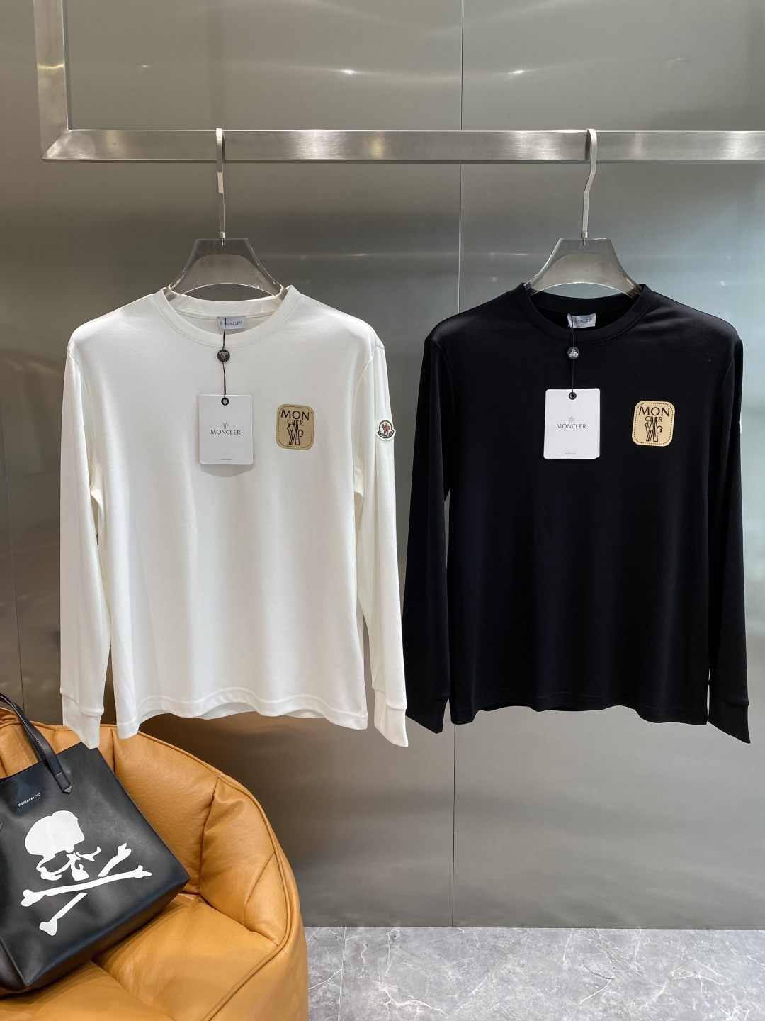 NO:519930,'Mengjia' 2025 new round neck low-end long-sleeved T-shirt, selected high-woven cotton fabric, smooth and soft, and is extremely comfortable and skin-friendly when worn in close body!  There is no need to say much about the classic brand pattern on the chest of the clothes and the sense of specifications!  The basic style of the slim fit black and white. S-3XL next day, tees, t-shirt, alexander wang19860909《蒙家》 2025 新款圆领打低外穿长袖T恤,精选高织棉面料,触感爽滑软糯,贴身穿着极致舒适亲肤！衣身胸前经典品牌图案高级与规格感更是无需多言！修身合体的基础版型裁 黑色.白色. 码数 S-3XL隔天,,tees，t-shirt,alexander wang,Men's clothing