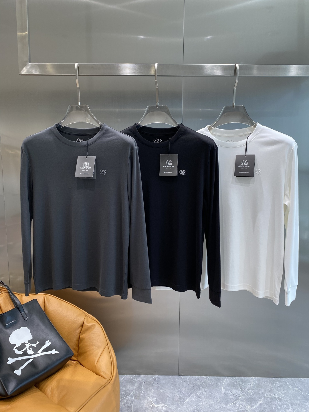 NO:519932,'Kelong Family' 2025 new round neck bottomed long-sleeved T-shirt, selected high-woven cotton fabric, which has a smooth and soft touch, and is extremely comfortable and skin-friendly to wear!  There is no need to say much about the classic brand pattern on the chest of the clothes and the sense of specifications!  Basic style and cut of slim fit S-3XL next day, tees, t-shirt, alexander wang19860909《可隆家》 2025 新款圆领打底外穿长袖T恤,精选高织棉面料,触感爽滑软糯,贴身穿着极致舒适亲肤！衣身胸前经典品牌图案高级与规格感更是无需多言！修身合体的基础版型裁 码数 S-3XL隔天,,tees，t-shirt,alexander wang,Men's clothing