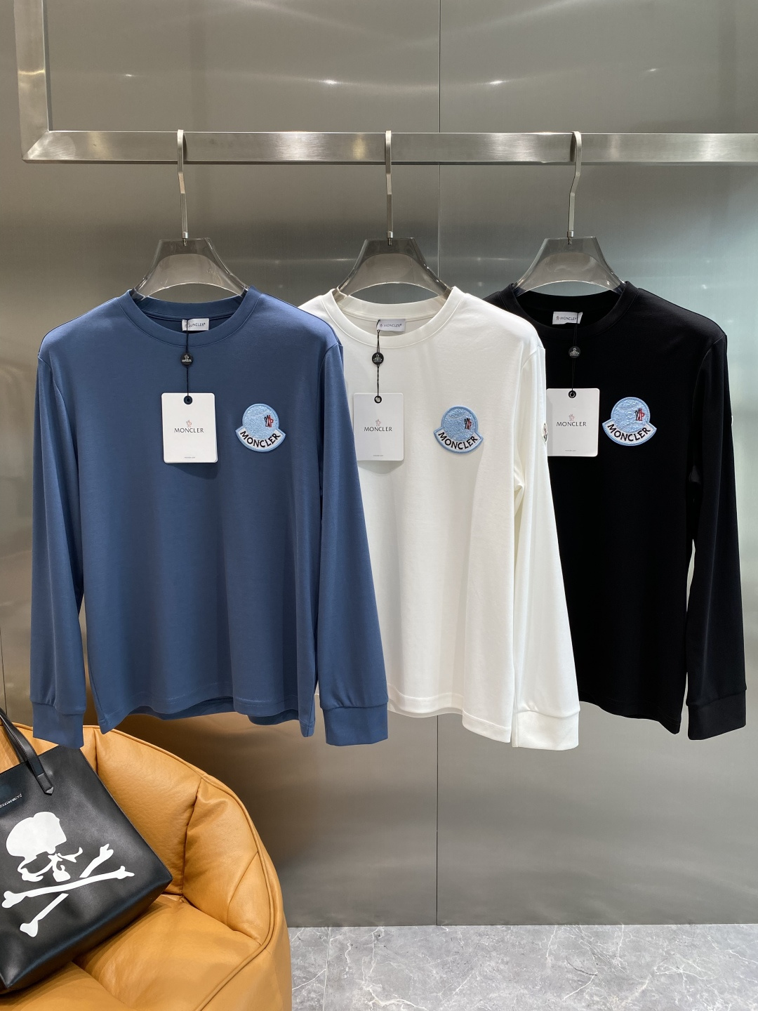 NO:519934,'Mengjia' 2025ss autumn new product, long-sleeved T-shirt, classic logo design, versatile model, released simultaneously on the official website. Customized fabrics are soft and delicate, with a high skin-friendly feel, perfectly interpreting the brand's fashion trend!  Men’s wardrobe are indispensable, and they are low-key designs and must-haves. Dears, please buy them quickly!  S-XXXL the next day, tees, t-shirt, alexander wang19860909《蒙家》 2025ss秋季新品 长袖T恤,经典Logo设计,百搭款 官网同步发售 定制面料,柔软细腻,亲肤感极高,完美诠释出品牌的时尚潮流！男人的衣柜都少不了基础 是低调的设计 必备款,亲们赶紧入手！码数S-XXXL隔天,,tees，t-shirt,alexander wang,Men's clothing