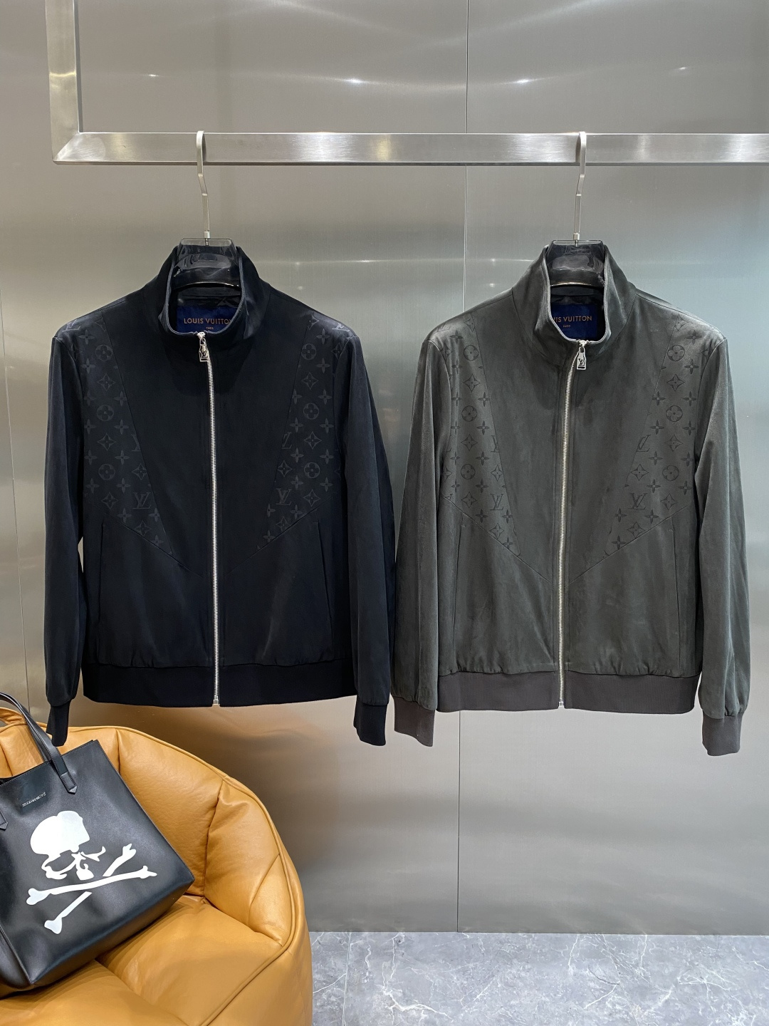 NO:519941,'Donkey Family' 2025 autumn and winter new style deerskin velvet jacket!  This year's new counter products, cool and handsome men's fashion and urban style, with customized fabrics, which are not comparable to ordinary fabrics. Very charming design, very detailed, and it is very difficult to make such a textured fabric. It is a very technical one. Details determine the high-end. The minimalist design elements of the season, a must-have item for trendy men, and a perfect version. Highly recommended!  Number of code M-XXXL the next day, louis vuitton,louis vuitton,jackets & coats,jackets & coats,alexander wang19860909《驴家》 2025秋冬新款 鹿皮绒夹克外套！今年的专柜新品,男士帅酷爆款 时尚都市百搭款,特供定制面料,不是一般面料所能对比的产品.非常极具魅力的设计,细节非常到位,这么有质感面料做出来非常有难度,要非常讲究技术的一款,细节决定高端.极简当季的设计元素,潮男必备单品,完美版型,强烈推荐！ 码数M-XXXL隔天,,louis vuitton,louis vuitton,jackets & coats,jackets & coats,alexander wang,Men's clothing