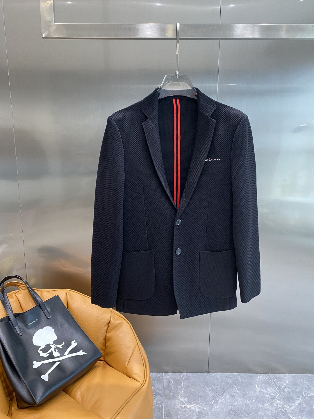 NO:519929,'KITON Home' 25FW autumn new men's business casual knitted wool suit jacket/single West high-end first-line ready-to-wear series! A treasure-level functional equipment that combines fashion sense and design sense creates a unique styling item. The overall outline tends to be simple. The unique letter embroidery logo design on the chest is quite personalized and elegant, enriching the overall vision! Customer-supplied new patented wool blend fabric, made of a certain proportion of wool material, creates excellent and unique fabric characteristics, with its own elasticity, excellent ductility, crisp and stylish, extremely comfortable and skin-friendly, and extremely breathable. In addition, it has powerful moisture management technology, and the upper body is light and has no burden! The craftsmanship inherits the rigor and exquisiteness of the Italians. The handmade keyholes are clearly perfect. The arches are neat and exquisite, and the details are exquisite. The selected top-grade yak horn buckles have natural texture structure. The brand letters engraved on them are very beautiful, and each buckle is unique and quite ingenious! The classic Italian modern business slim tailoring is in place, and the shoulders and waistline are handled perfectly. The upper body is full of style, capable and elegant, with a perfect sense of lines, which can easily highlight the temperament! It is suitable for everyday outfits, and has a very high space for mixing and matching. It can be used for any occasion, business commuting, street leisure, etc., with capable and stylish upper body effect, and excellent business leisure in the wardrobe with high attendance rate! It is hard to come by! Size M-3XL the next day, Jackets & coats,alexander wang19860909《KITON家》 25FW秋季新款男士商务休闲针织羊毛西服外套/单西 高端一线成衣系列！集时装感与设计感的一款宝藏级功能型装备,塑造出别具一格的造型单品,整体轮廓趋于简约风格,胸口别致的字母刺绣logo设计,颇为个性且雅痞的细节处理,丰富了整体视觉！ 客供新型专利研发的羊毛混纺面料,一定比例的羊毛材质,缔造出卓越且独一无二的面料特质,自带弹力,延展性极好,挺括有型,舒适性与亲肤性极高,透气性极为优越,另外具有强大的湿气管理技术,上身轻便无负担感！ 工艺水准传承了意大利人的严谨与精致,显著完美的手工锁眼,拱针对条工整精细,细节精致考究,甄选的顶级牦牛角扣,有着天然纹理构造,上面镌刻的品牌字母极富美感,且每粒扣都是独一无二的存在,颇具匠心！ 经典的意式现代商务修身剪裁,每一寸都拿捏到位,肩部与腰线处理相当完美,上身型款十足,干练而优雅,线条感完美,极易凸显出气质！符合日常各种穿搭,混搭兼容空间极高,驾驭任何场合,商务通勤、出街休闲等,上身效果干练有型,衣橱商务休闲绝佳的高出勤率！可遇而不可求！ 尺码M-3XL隔天,,jackets & coats,alexander wang,Men's clothing