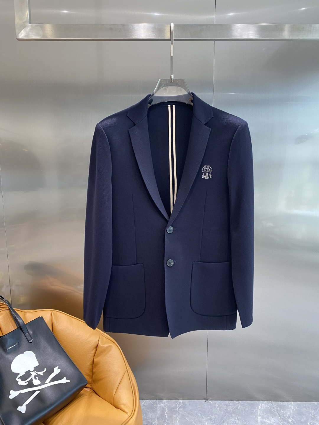 NO:519927,'Blue Family' 25FW autumn new men's business casual knitted wool suit jacket/single West high-end first-line ready-to-wear series! A treasure-level functional equipment that combines fashion sense and design sense creates a unique styling item. The overall outline tends to be simple. The unique letter embroidery logo design on the chest is quite personalized and elegant, enriching the overall vision! Customer-supplied new patented wool blend fabric, made of a certain proportion of wool material, creates excellent and unique fabric characteristics, with its own elasticity, excellent ductility, crisp and stylish, extremely comfortable and skin-friendly, and extremely breathable. In addition, it has powerful moisture management technology, and the upper body is light and has no burden! The craftsmanship inherits the rigor and exquisiteness of the Italians. The handmade keyholes are clearly perfect. The arches are neat and exquisite, and the details are exquisite. The selected top-grade yak horn buckles have natural texture structure. The brand letters engraved on them are very beautiful, and each buckle is unique and quite ingenious! The classic Italian modern business slim tailoring is in place, and the shoulders and waistline are handled perfectly. The upper body is full of style, capable and elegant, with a perfect sense of lines, which can easily highlight the temperament! It is suitable for everyday outfits, and has a very high space for mixing and matching. It can be used for any occasion, business commuting, street leisure, etc., with capable and stylish upper body effect, and excellent business leisure in the wardrobe with high attendance rate! It is hard to come by! Color blue Size M-3XL Next day, Jackets & coats,alexander wang19860909《布鲁家》 25FW秋季新款男士商务休闲针织羊毛西服外套/单西 高端一线成衣系列！集时装感与设计感的一款宝藏级功能型装备,塑造出别具一格的造型单品,整体轮廓趋于简约风格,胸口别致的字母刺绣logo设计,颇为个性且雅痞的细节处理,丰富了整体视觉！ 客供新型专利研发的羊毛混纺面料,一定比例的羊毛材质,缔造出卓越且独一无二的面料特质,自带弹力,延展性极好,挺括有型,舒适性与亲肤性极高,透气性极为优越,另外具有强大的湿气管理技术,上身轻便无负担感！ 工艺水准传承了意大利人的严谨与精致,显著完美的手工锁眼,拱针对条工整精细,细节精致考究,甄选的顶级牦牛角扣,有着天然纹理构造,上面镌刻的品牌字母极富美感,且每粒扣都是独一无二的存在,颇具匠心！ 经典的意式现代商务修身剪裁,每一寸都拿捏到位,肩部与腰线处理相当完美,上身型款十足,干练而优雅,线条感完美,极易凸显出气质！符合日常各种穿搭,混搭兼容空间极高,驾驭任何场合,商务通勤、出街休闲等,上身效果干练有型,衣橱商务休闲绝佳的高出勤率！可遇而不可求！ 颜色蓝色 尺码M-3XL隔天,,jackets & coats,alexander wang,Men's clothing