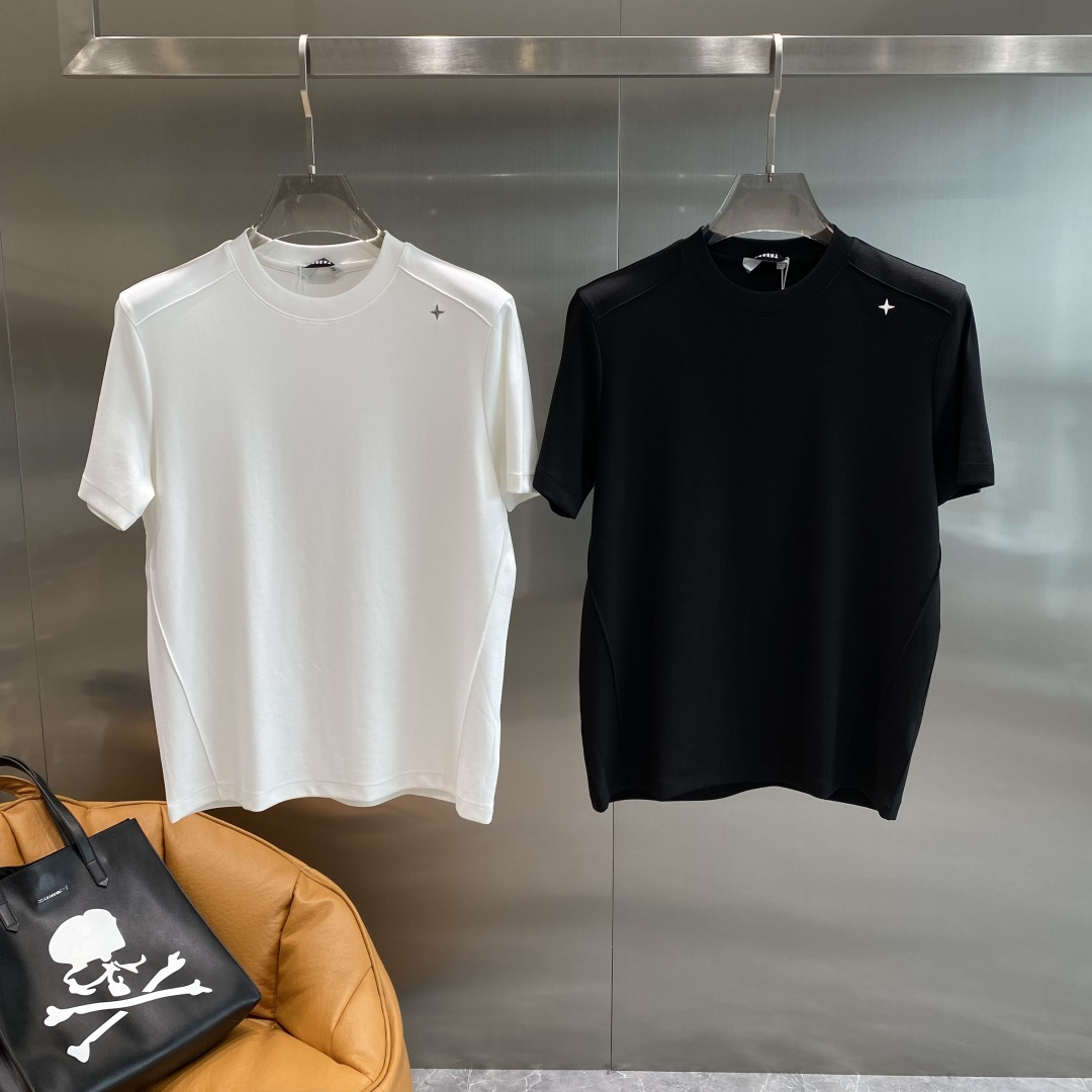 NO:519924,'Stone Family' 2025 new first-time counter latest short-sleeved round-neck T-shirt, high-end customization, avant-garde and fashionable design!  Brand logo heavy craft design, high-end customized mercerated long cotton fabric, soft feel, comfortable to wear, exquisite counter-level car line, fine workmanship, invincible and handsome upper body effect!  A must-have item for handsome men!  Code number M-3XL The next day, T-shirt,tees,t-shirt,alexander wang19860909《石头家》 2025新款首发专柜最新款短袖圆领T恤 高端订制 设计前卫时尚！品牌logo重工艺设计 高端定制丝光长绒棉面料.手感柔软.穿着舒适.专柜级别精致车线.做工精细.上身效果无敌帅气！型男必备单品！ 码数M-3XL 隔天,,T-shirt,tees，t-shirt,alexander wang,Men's clothing